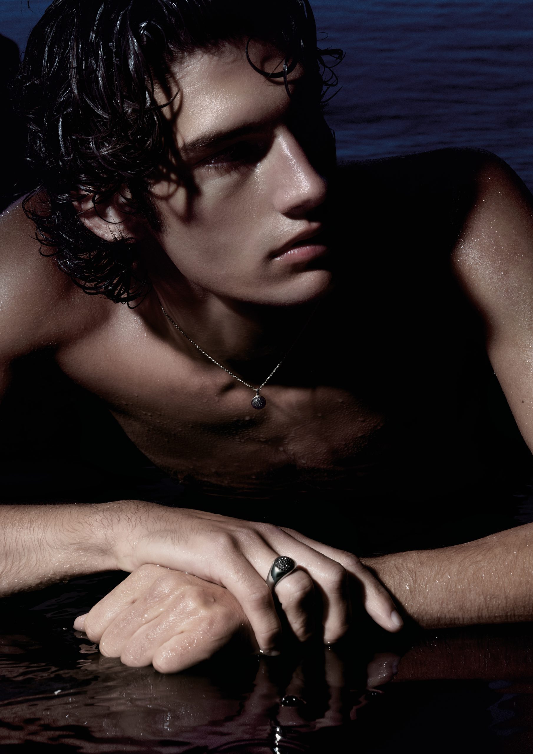 野性之瑰麗｜Giorgio Armani取材火山粗獷質感，打造首個男性珠寶系列