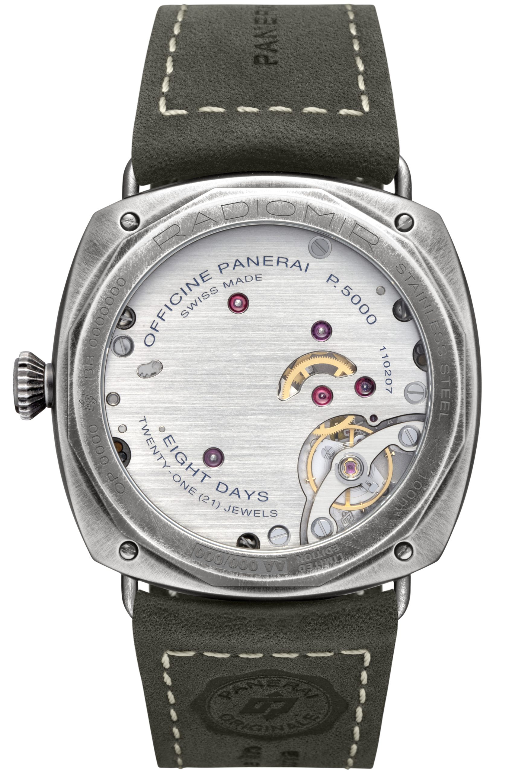 P.5000手動機芯動力儲備長達八日，結構堅固，底部僅露出橫跨式擺輪板橋和中間輪。佩戴者通過透明錶背便可觀賞機芯運轉。PHOTO/ PANERAI