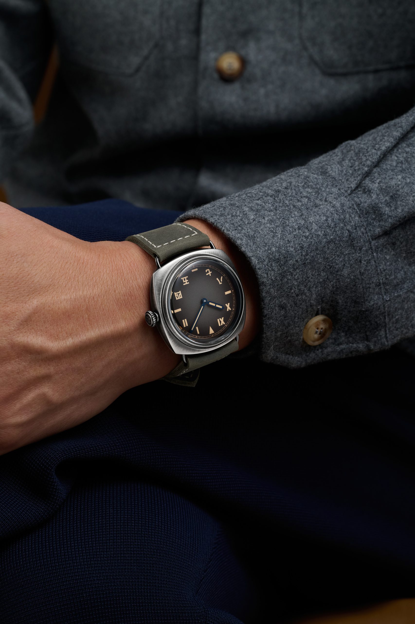 全新Radiomir腕錶搭載的漸變灰黑色加州面錶盤是以傳統農曆年為靈感製造，錶盤下半部份4、5、7、8時位置的時標採用中國數字，上半部份10、11、1、2時位置則保留羅馬數字。PHOTO/ PANERAI