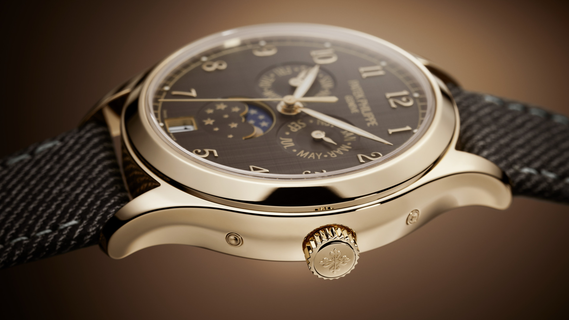 錶殼外側10時、4時、2時和8時位置設有星期、日期、月份和月相校正器。PHOTO/ PATEK PHILIPPE