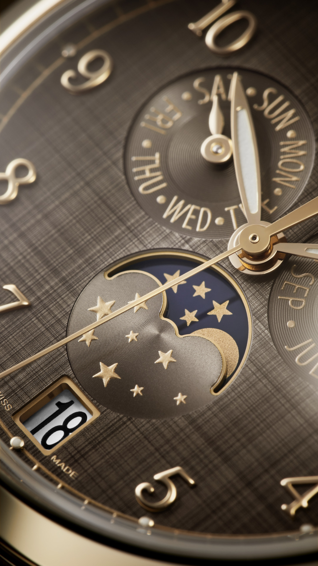 栗子啡色山東絲綢紋理錶盤經過雙重垂直與水平磨砂加工處理，飾有玫瑰金立體時標和葉形指針，光影變化細膩迷人。PHOTO/ PATEK PHILIPPE 