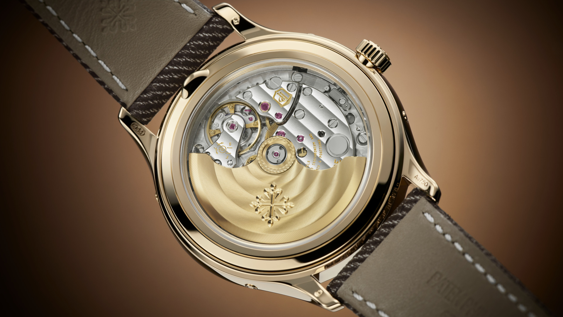 26-330 S QA LU自動機芯能顯示月份、星期、日曆、月相和時間，其中日曆顯示更能指示大小月份日數。機芯可自動識別30天與31天月份，僅需在二月底校正一次。月相顯示每122年才會與真實的月相運行週期出現一日誤差。PHOTO/ PATEK PHILIPPE