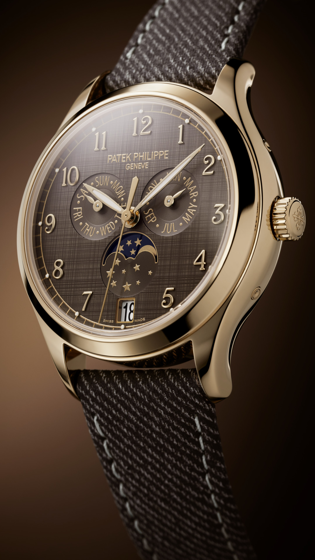 今年春季，百達翡麗推出玫瑰金年曆月相腕錶(編號4946R-001)，以無鑲鑽玫瑰金錶殼搭載栗子啡色山東絲綢紋理錶盤和26-330 S QA LU自動機芯，通過全新材質搭配詮釋年曆和月相顯示功能之美。PHOTO/ PATEK PHILIPPE 