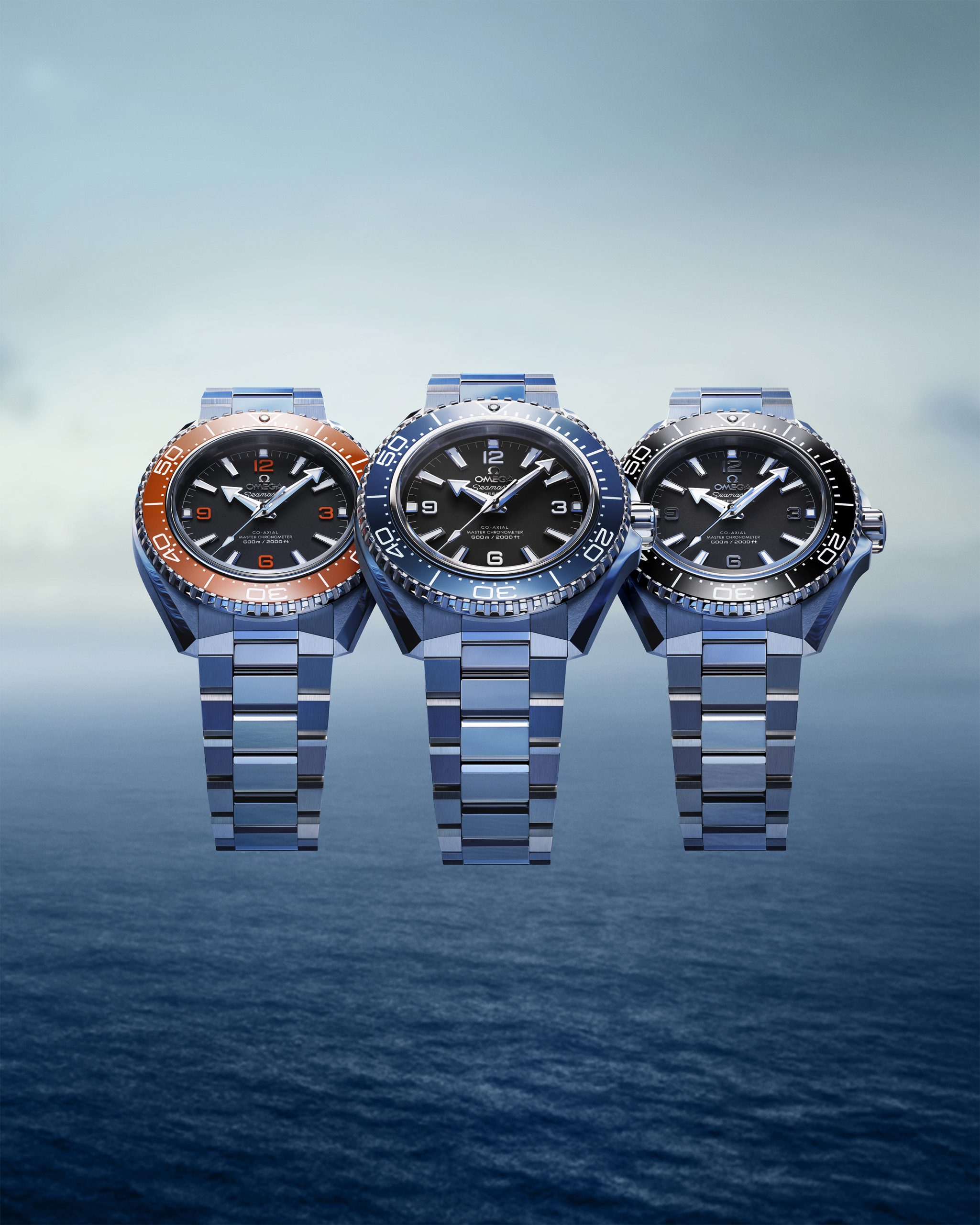 三款採用全新鮮豔橙陶瓷圈搭配白色混合陶瓷刻度，錶盤橙色啞光阿拉伯數字；鋼鏈版最經典正裝、黑色橡膠版最百搭日常，以及全橙橡膠版最張揚搶眼。藍色系兩款採用深邃藍陶瓷圈搭配白色琺瑯刻度，錶盤啞光白色阿拉伯數字，散發寧靜海洋氣息，提供鋼鏈版與黑色橡膠版，優雅且適合商務場合。黑色系兩款則是全黑陶瓷圈搭配白色琺瑯刻度，錶盤鍍銠阿拉伯數字，低調內斂，同樣有鋼鏈版與黑色橡膠版。PHOTO/ OMEGA