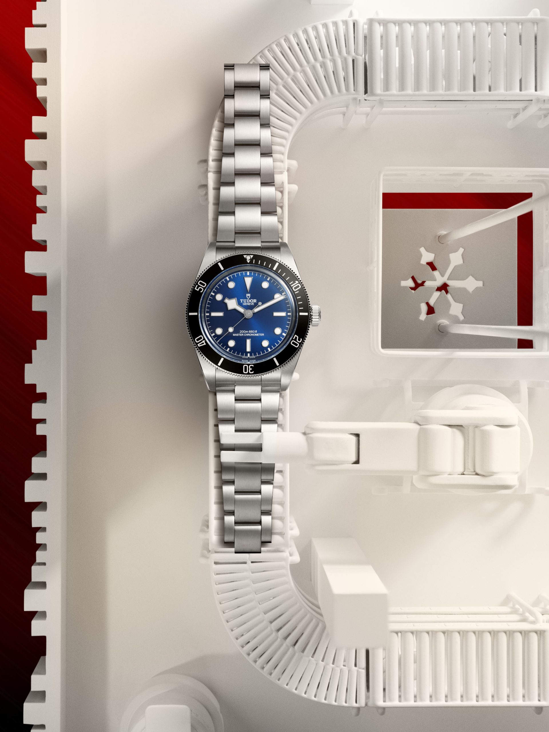 Black Bay 68靈感源於典藏潛水錶，精鋼錶殼直徑43毫米，襯圓拱形銀色或「帝舵藍」錶盤，飾有經典中央「雪花」指針和幾何圖形時標；搭載帝舵表原廠MT5601-U型機芯，內設矽游絲，有效抵禦15,000高斯磁場干擾，性能獲METAS瑞士聯邦計量科學研究院大師天文台精密時計認證，動力儲備70小時。CAPTION/ PHOTO/ TUDOR