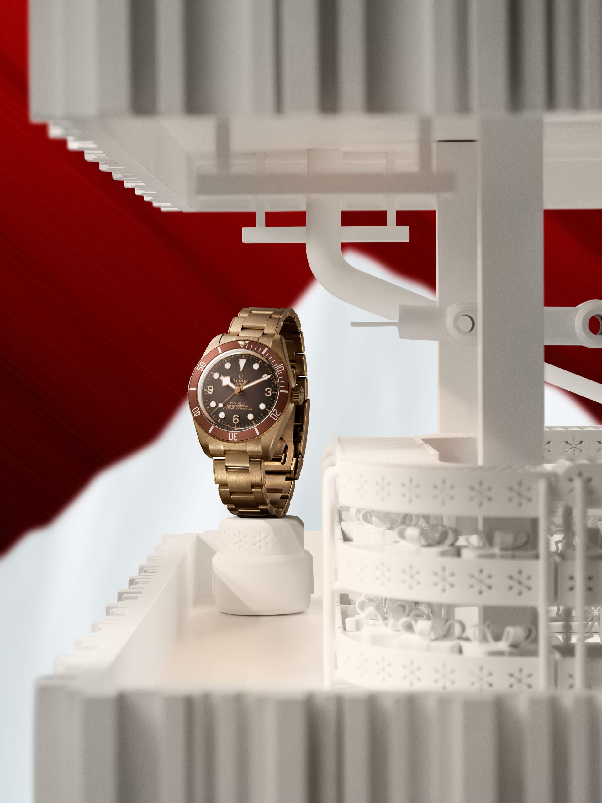 Black Bay 58 Bronze青銅腕錶配備青銅錶殼和一體式青銅鏈帶，錶殼直徑39毫米，搭載帝舵表原廠MT5400型自動機芯，性能獲COSC瑞士官方天文台認證，每日走時誤差在-2 至 +4 秒之內，以卓越技術水平襯托復古品味。PHOTO/ TUDOR