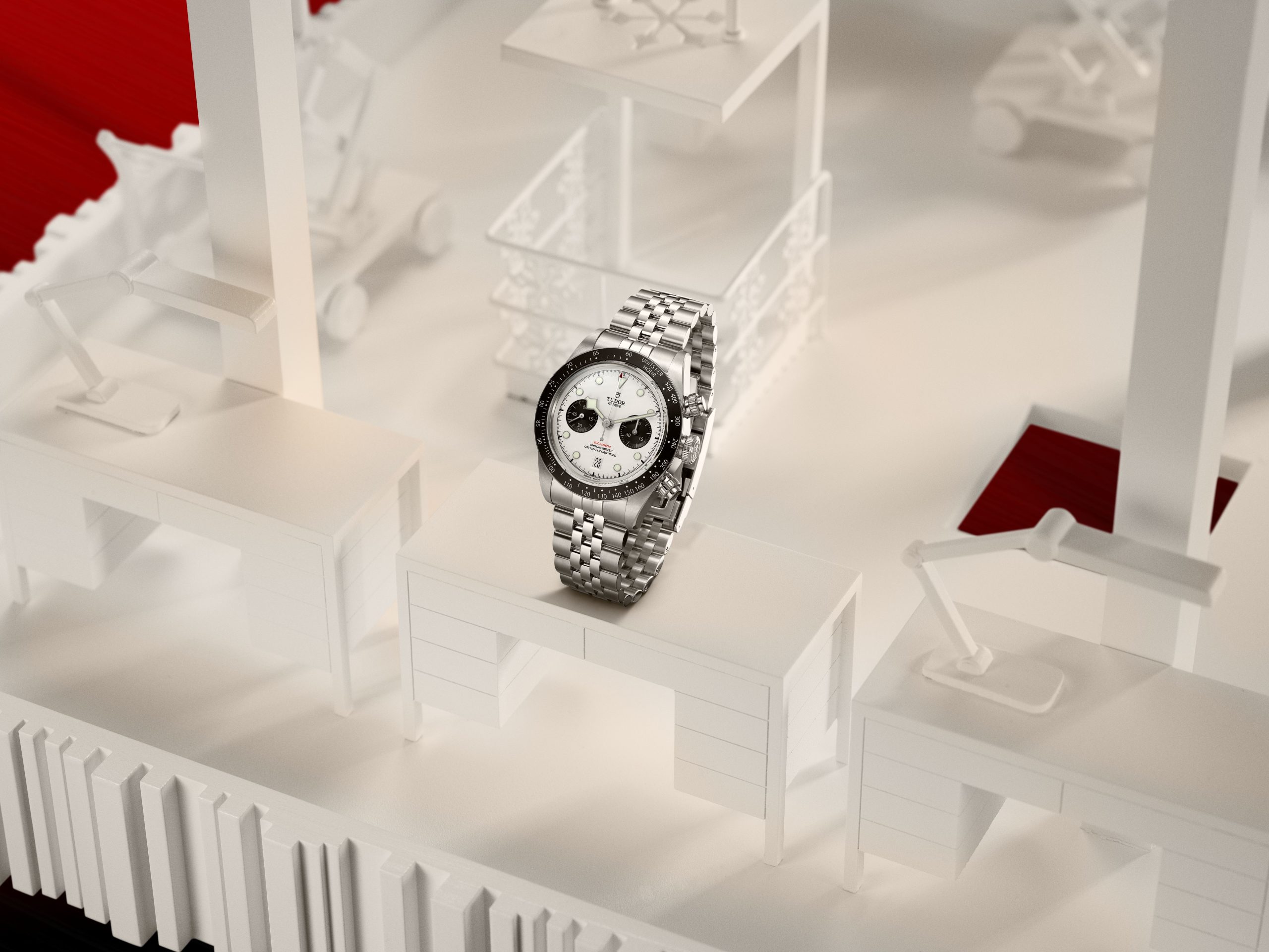 Black Bay Chrono計時腕錶之錶盤設計富有Black Bay系列特色，圓拱形錶盤飾有標誌「雪花」指針，而其他細節是從帝舵表第一代計時錶汲取靈感，設有45分鐘計時器、6時位置設有日曆顯示窗。內凹式副計時器盤選用對比色設計，清晰顯示計時讀數。帝舵表原廠計時MT5813自動機芯性能獲COSC瑞士官方天文台認證，內設導柱輪及垂直計時離合輪裝置，操作準確流暢。 PHOTO/ TUDOR
