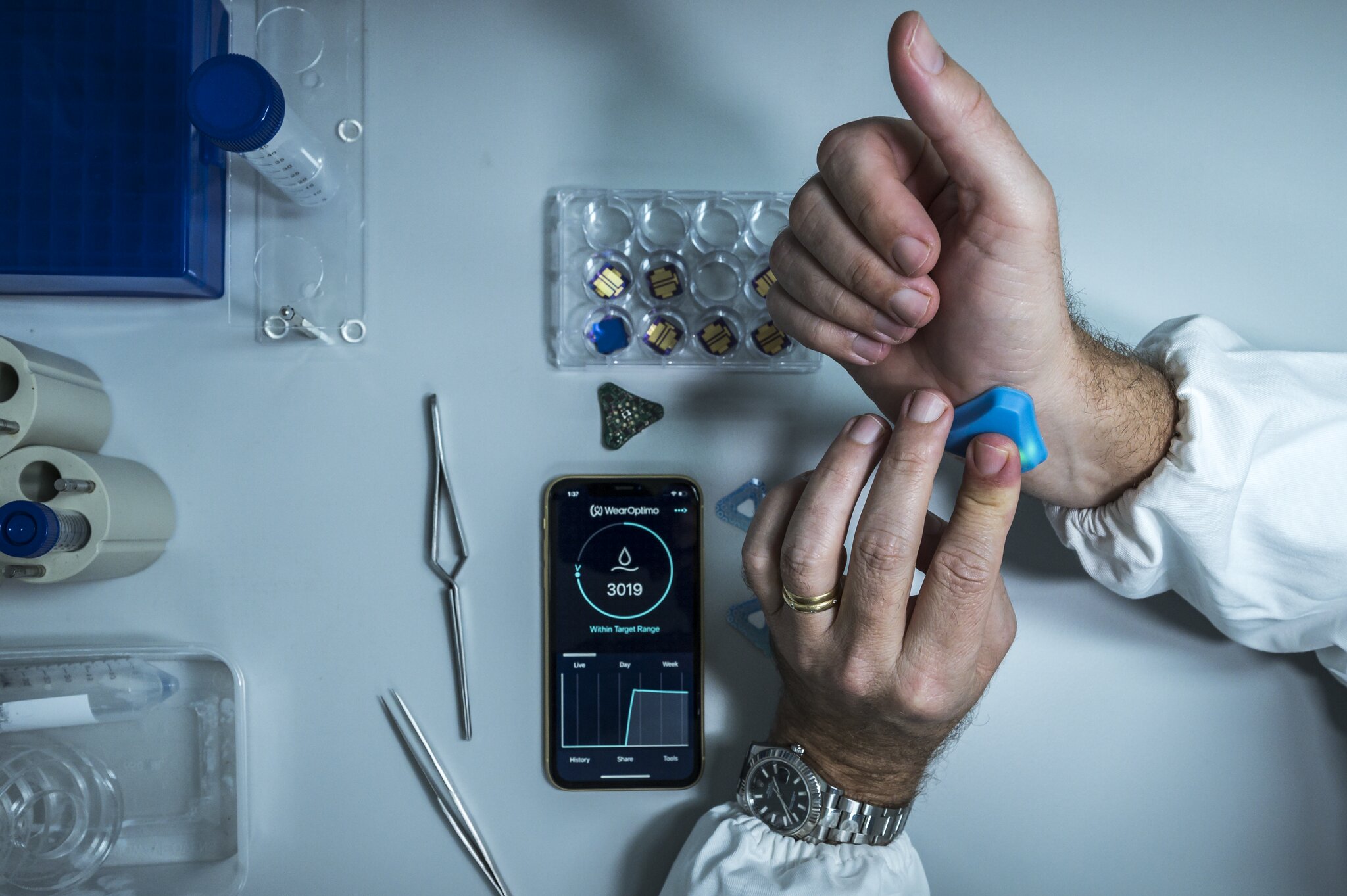Mark Kendall教授正在澳洲Brisbane的WearOptimo 實驗室測試穿戴式微型感應器。PHOTO/ ©Rolex/Franck Gazzola