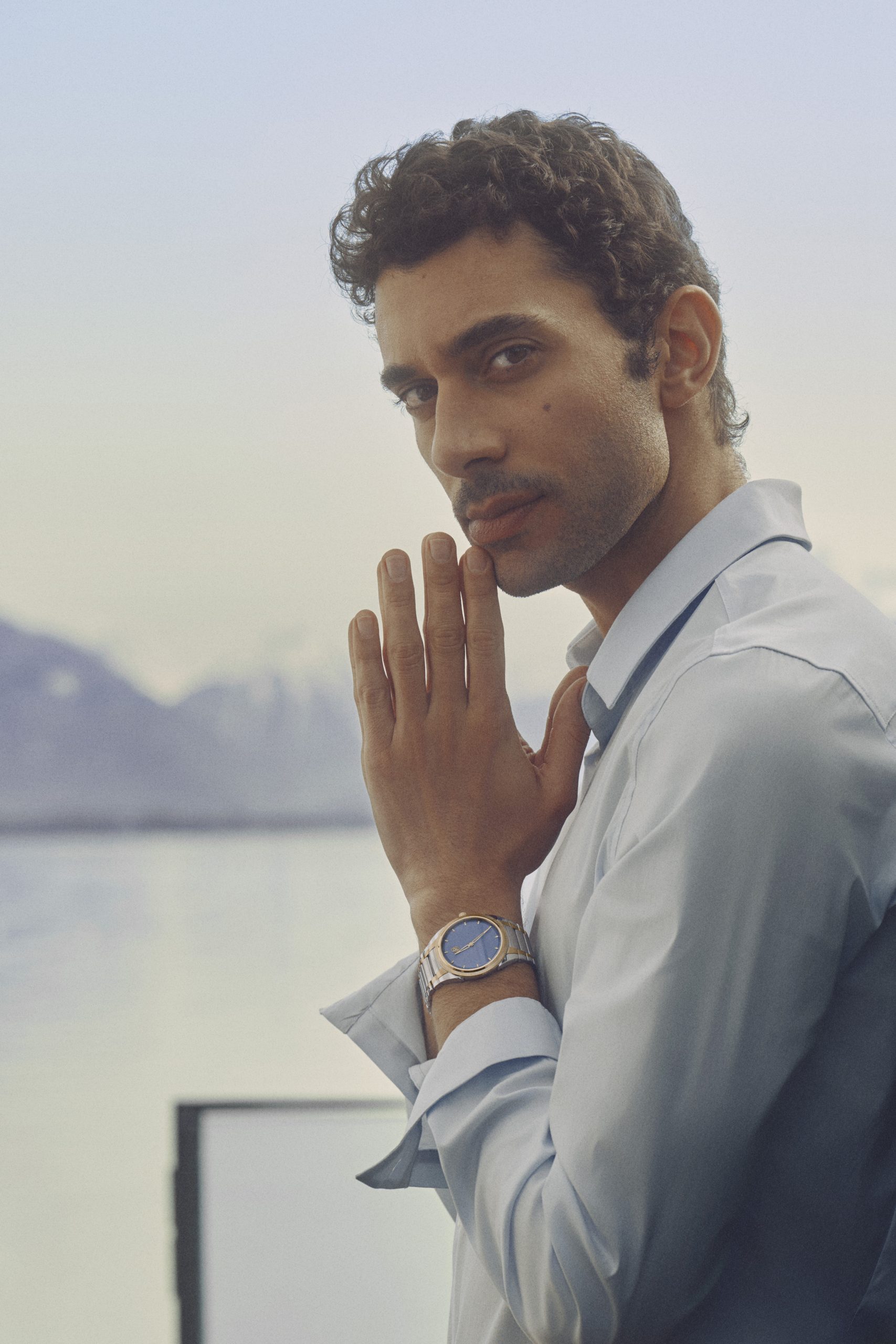 Tonda PF Micro Rotor腕錶尺寸纖薄，直徑40毫米、厚度7.8毫米，鑲有18K玫瑰金滾花錶圈和ARunic 防反光藍寶石水晶玻璃，配備一體式雙色金屬錶鍊帶，舒適貼手。PHOTO/ PARMIGIANI FLEURIER