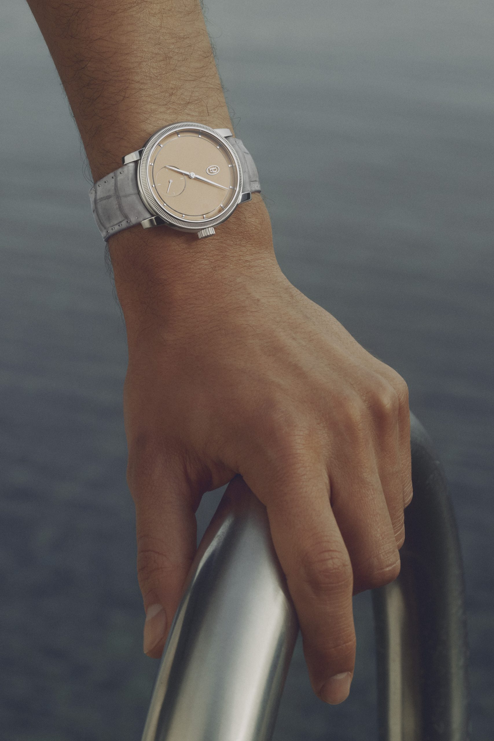 錶盤採用「Grenage」工藝處理，其啞光粒紋色澤正好襯托滾花錶圈、指針和時標之金屬亮澤。PHOTO/ PARMIGIANI FLEURIER