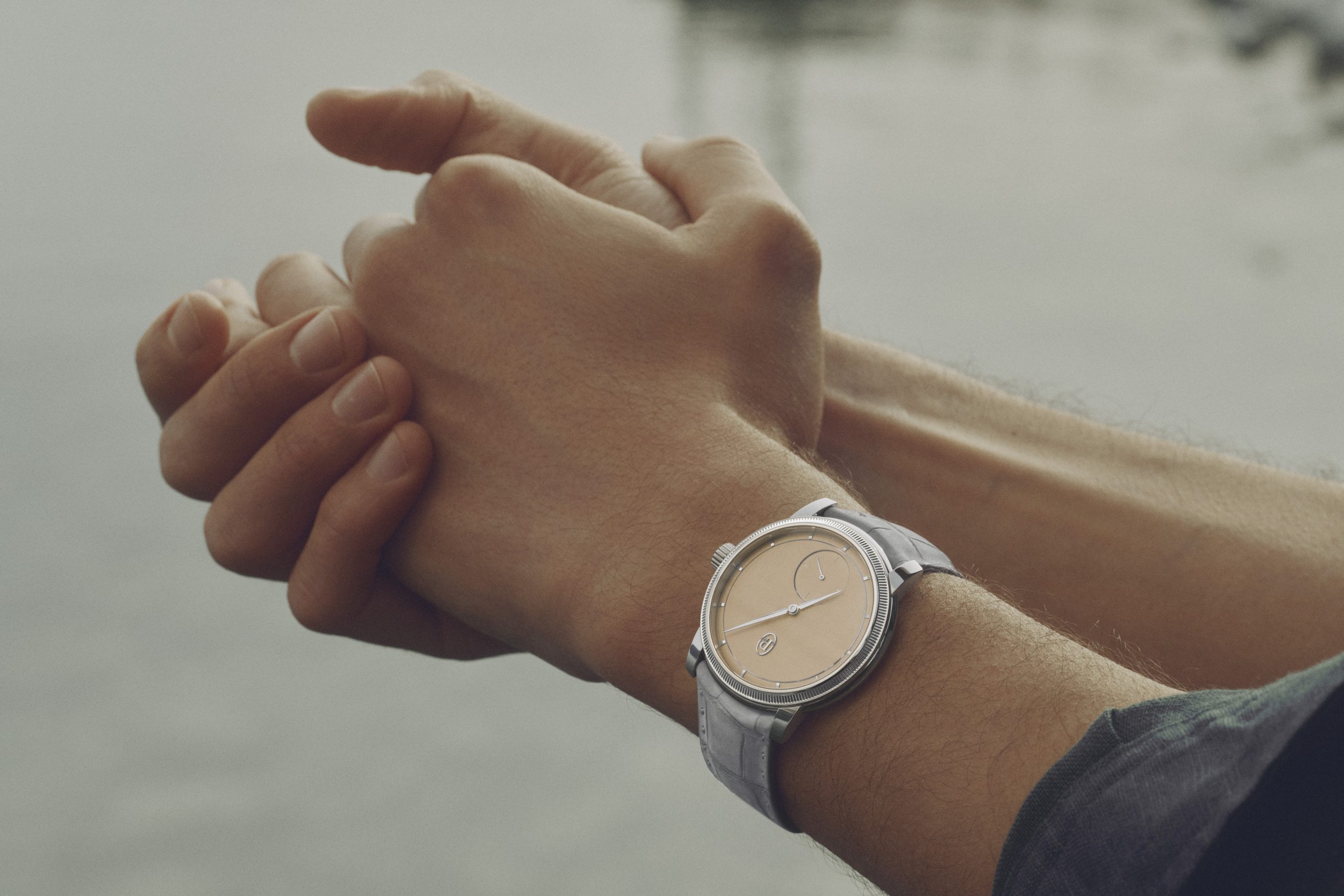 Toric Petite Seconde鉑金黃金時刻（Golden Hour）錶款配備鉑金錶殼和滾花錶圈，襯Akoya灰色手縫絨面鱷魚皮錶帶。限量50枚。PHOTO/ PARMIGIANI FLEURIER