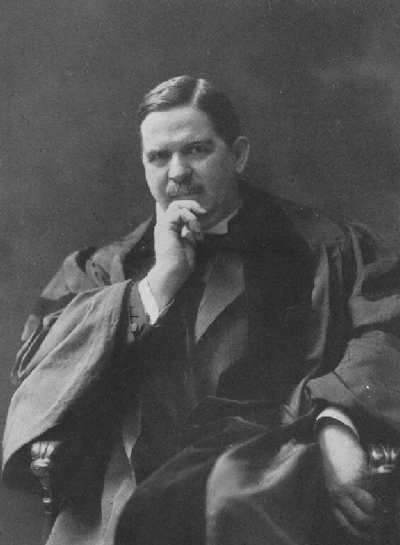 美國牧師和電台節目主持人Samuel Parkes Cadman便是其中一位腕錶用家。牧師Samuel Parkes Cadman致力推動種族平等運動。1928年，他到訪瑞士日內瓦湖畔城市Montreux 蒙特勒期間便採購了兩款枕形腕錶：一款配備夜光時標，另一款則配備黑色琺瑯時標。PHOTO/ Vacheron Constantin