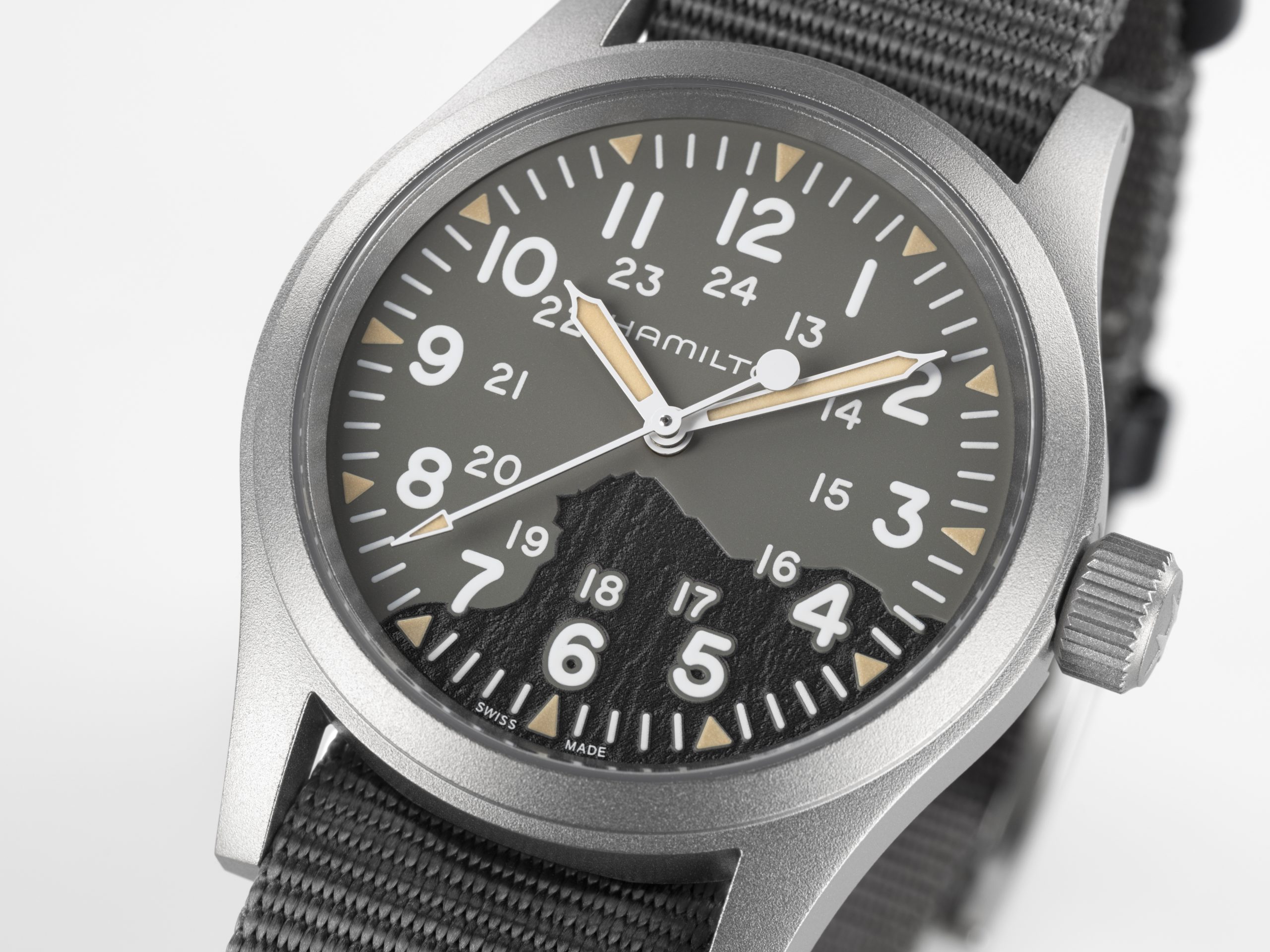 Hamilton漢米爾頓 Khaki Field卡其陸戰系列香港特別版腕錶以香港地貌為靈感，錶盤飾有獅子山山脊線，宛如將港人每天都看到的自然風景放到手腕之上。PHOTO/HAMILTON