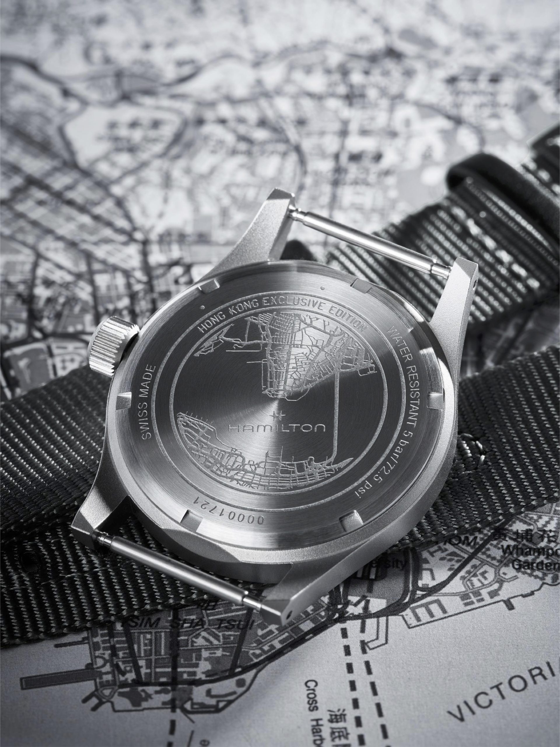 Hamilton漢米爾頓Khaki Field卡其陸戰系列香港特別版腕錶的錶背飾有維多利亞港圖案鐫刻，還呈現九龍和港島一帶街道路線，乘載生活回憶。PHOTO/HAMILTON