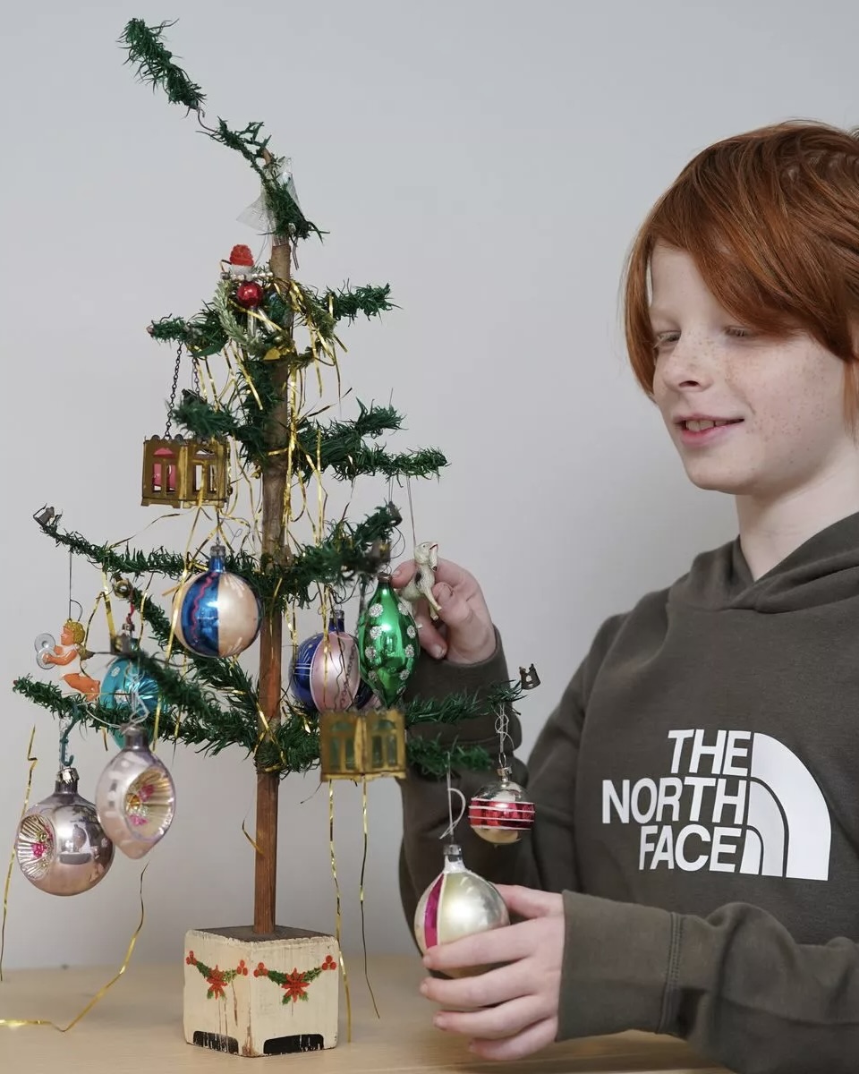 現時由英國婦人Kay Ashton擁有的聖誕樹，可能是世上目前最古老的人造雲杉聖誕樹。PHOTO / Internet