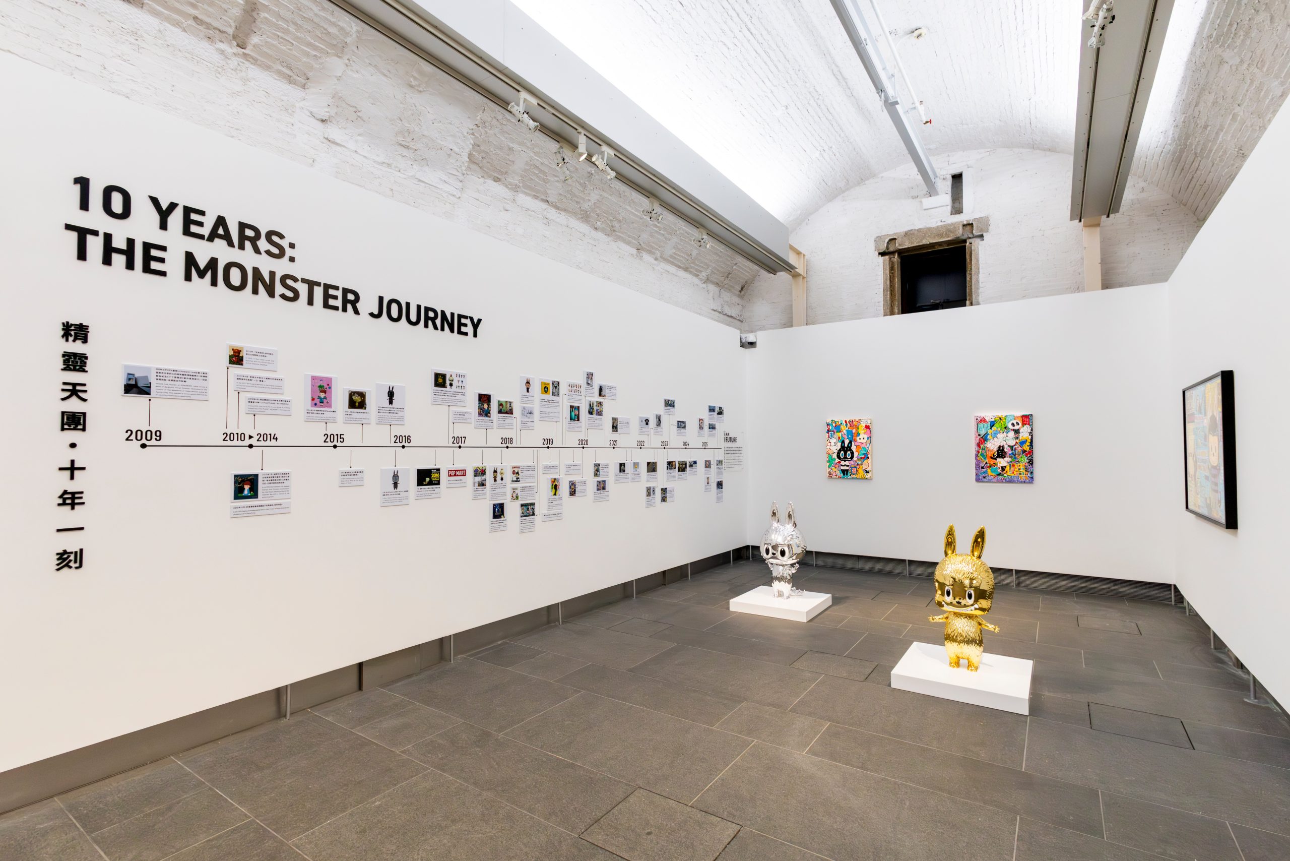 除了油畫和雕塑，時間長廊記錄著THE MONSTERS系列十年脈絡，同時蘊含龍家昇對世界的觀察與想法。