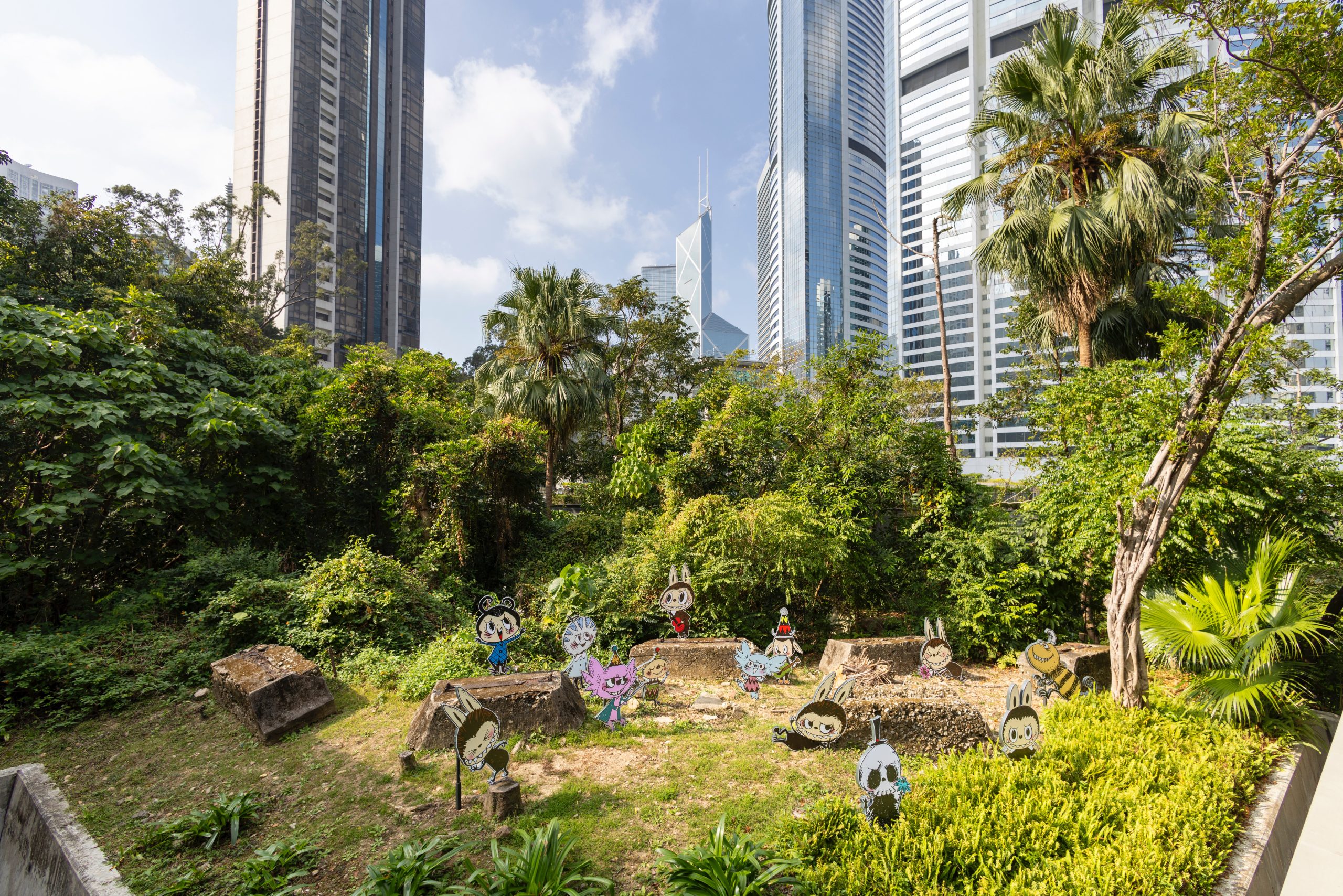 展覽場地亞洲協會香港中心的四周，也可發現THE MONSTERS的蹤跡。