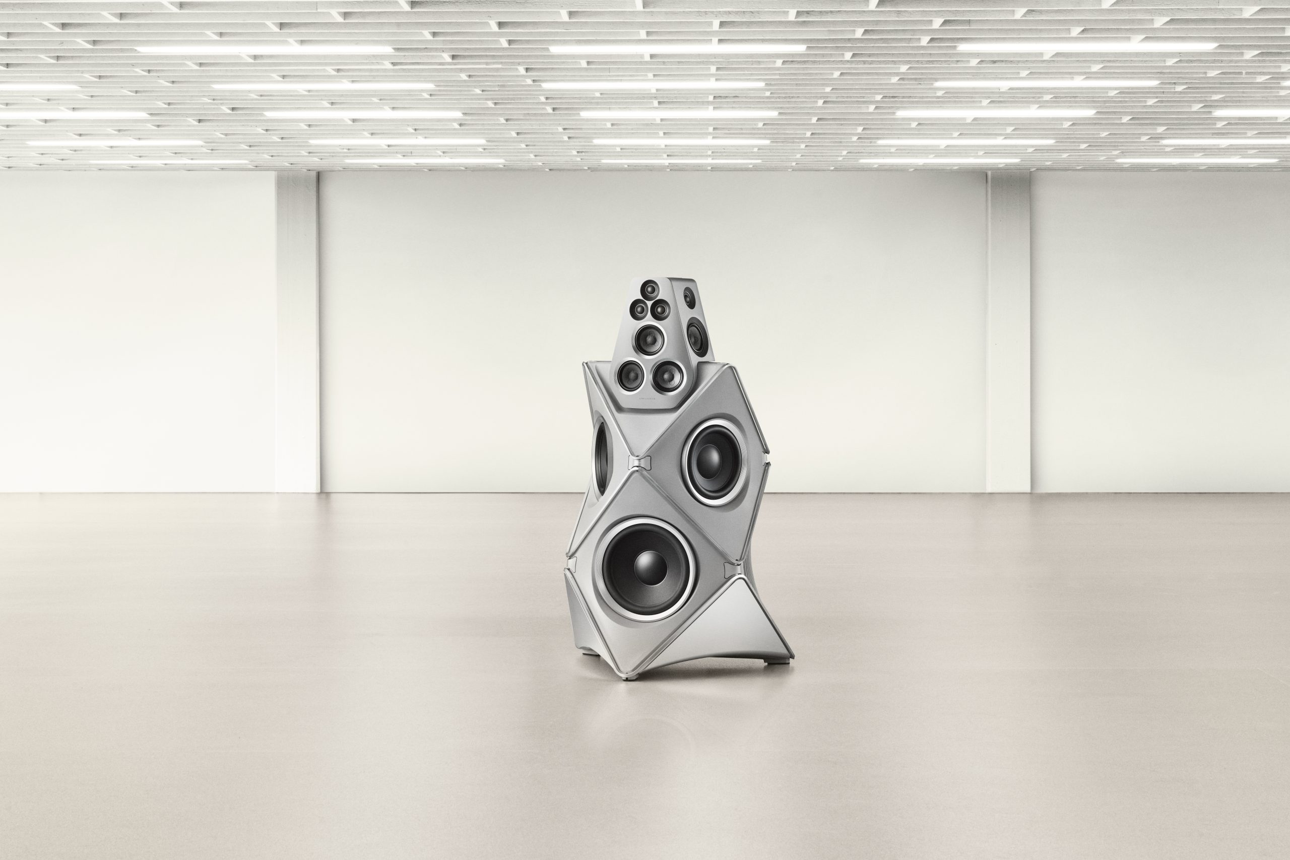 Beolab 90 Titan Edition屬於五款限量傑作之首，B&O在未來數月內將陸續推出另外四款全新版本。PHOTO / Bang & Olufsen