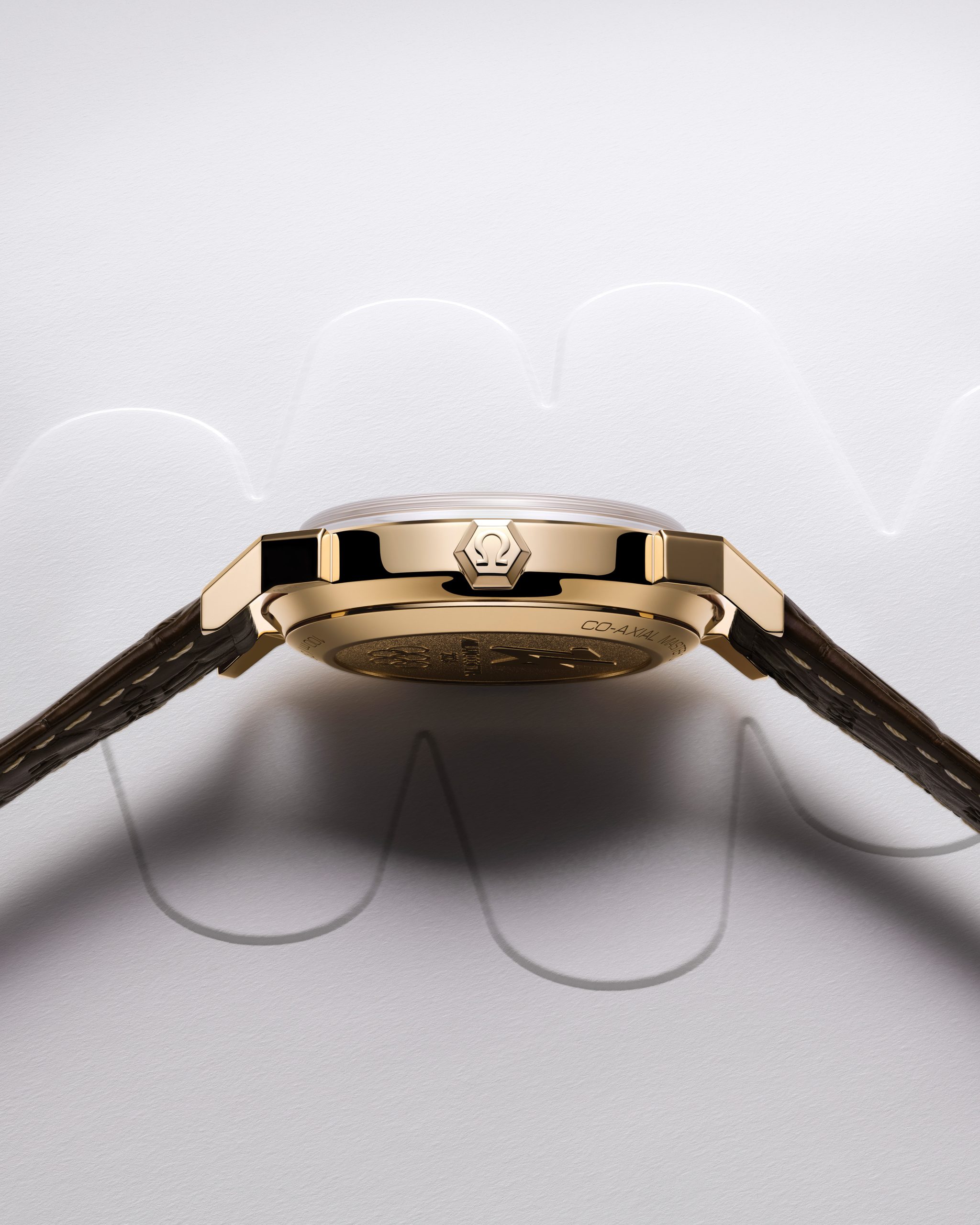 這枚特別版腕錶配備18K金質對稱式錶殼，直徑37毫米，厚11.35毫米，尺寸如古董正裝腕錶般精巧貼手。3時位置仿效原版Seamaster奧運會腕錶，設有六角形錶冠，形狀方便指頭抓握。PHOTO/ OMEGA