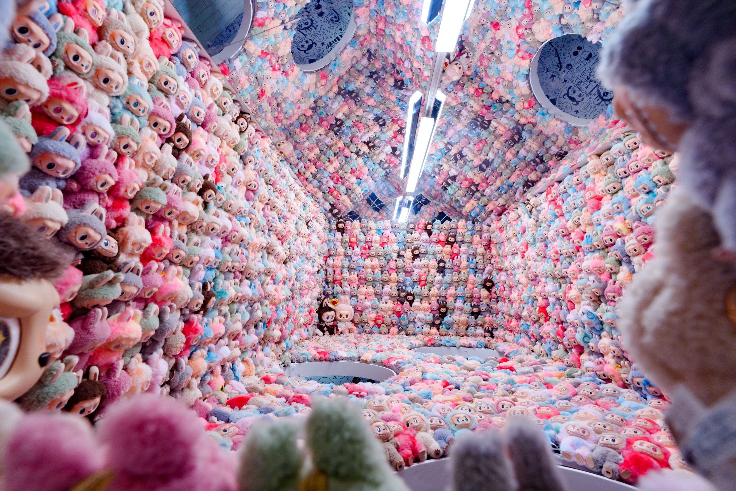 互動打卡區放滿與POP MART合作的LABUBU公仔，是整個展覽重點之一！