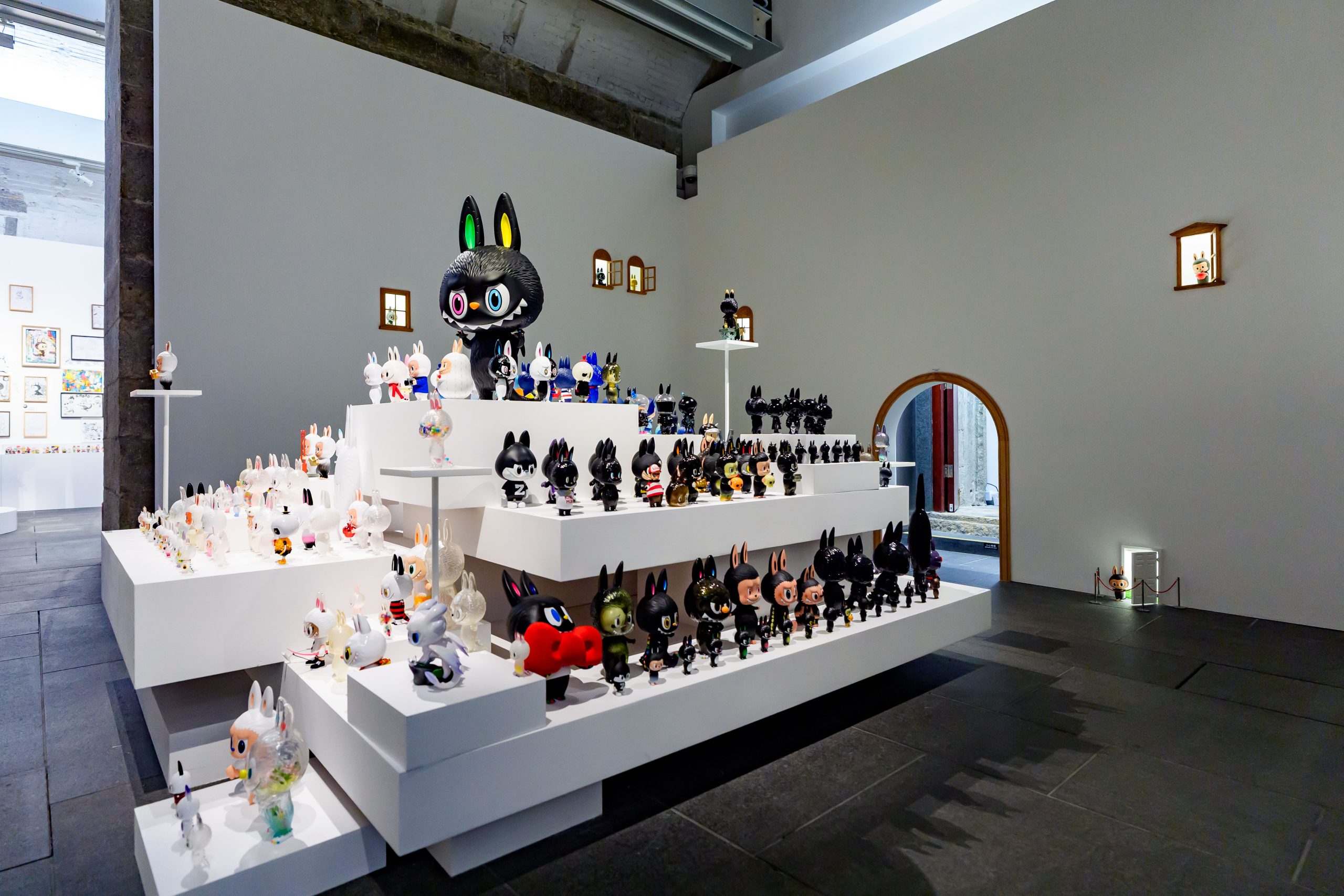 設計玩具區不但陳列從初代原色LABUBU到各式跨界合作，更隱藏了不少細節讓觀眾發掘。