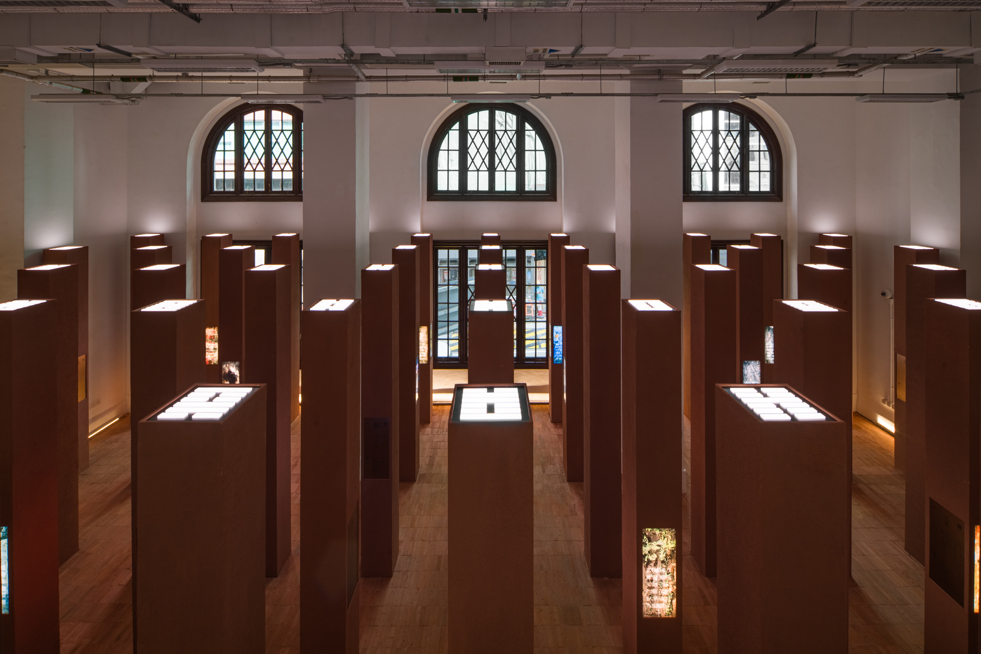 從高處俯瞰時，可見融入了《易經》符號系統的卦柱頂部。PHOTO / Tai Kwun