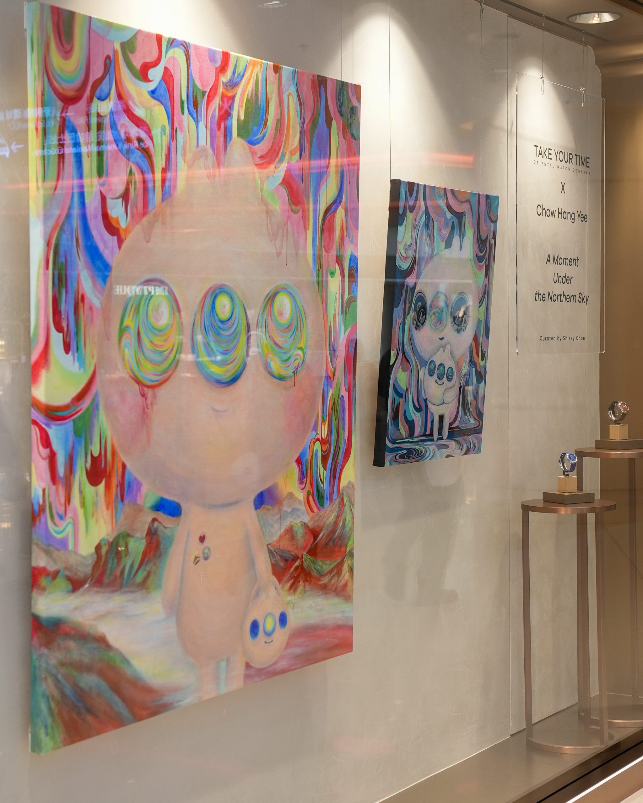 東方表行首間Watch Gallery概念店進駐ELEMENTS圓方，並與當代藝術家周幸宜（HANG）和策展人Shirky Chan合作，於11月19日至1月31日期間舉行《北極光下的一刻時光》展覽，展出畫作和立體藝術，推廣本地藝術和文化。PHOTO/ ORIENTAL WATCH COMPANY