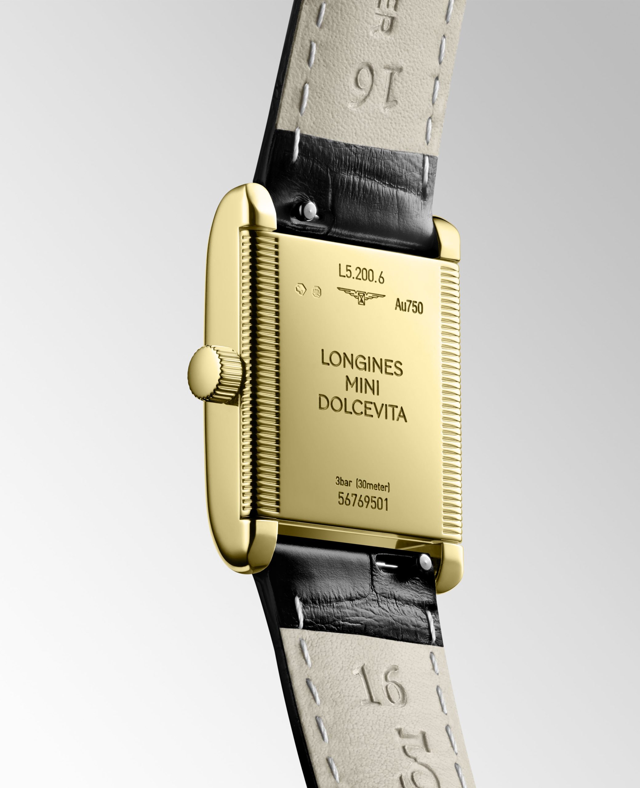 密封金質錶背刻有Longines飛翼沙漏標誌。浪琴表有為顧客提供刻字服務。佩戴者可請工匠在錶背刻上特別日期、名字或字句,增添紀念意義。PHOTO/ LONGINES