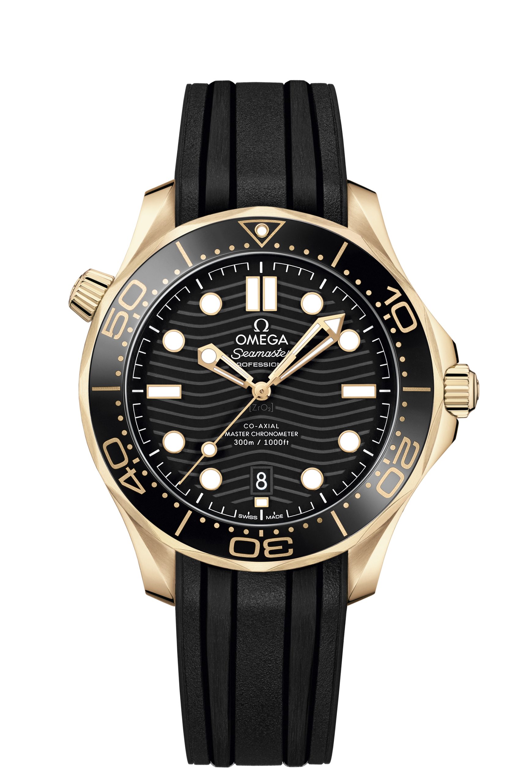 Seamaster Diver 300M Moonshine金腕錶,襯黑色陶瓷錶圈、黑色陶瓷鐳射雕刻波浪紋錶盤和黑色橡膠錶帶,如同珍藏版特務潛水錶。錶殼防水技術出眾,即使配備透明底蓋,但防水深度仍保持在300米;搭載歐米茄8801自動機芯,性能獲Master Chronometer認證。PHOTO/ OMEGA