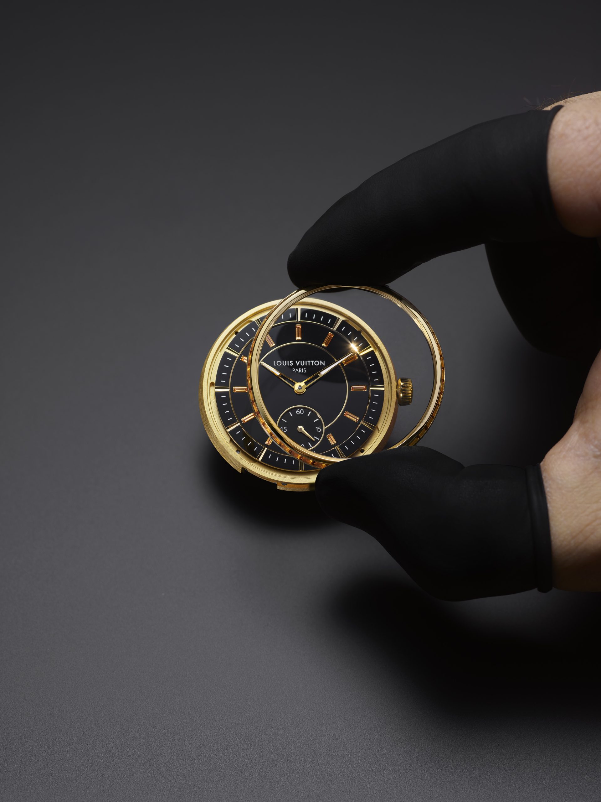 藏紅花色藍寶石仍未流行,品牌便選用了這種色澤的藍寶石鑲飾腕錶,而不是選用較為人所熟悉的白鑽、芬達石或藍色藍寶石,將有機會帶起橙色藍寶石熱潮。黑色縞瑪瑙錶盤色澤水潤,與黃金錶殼和藏紅花色藍寶石形成鮮明視覺對比。PHOTO/ LOUIS VUITTON