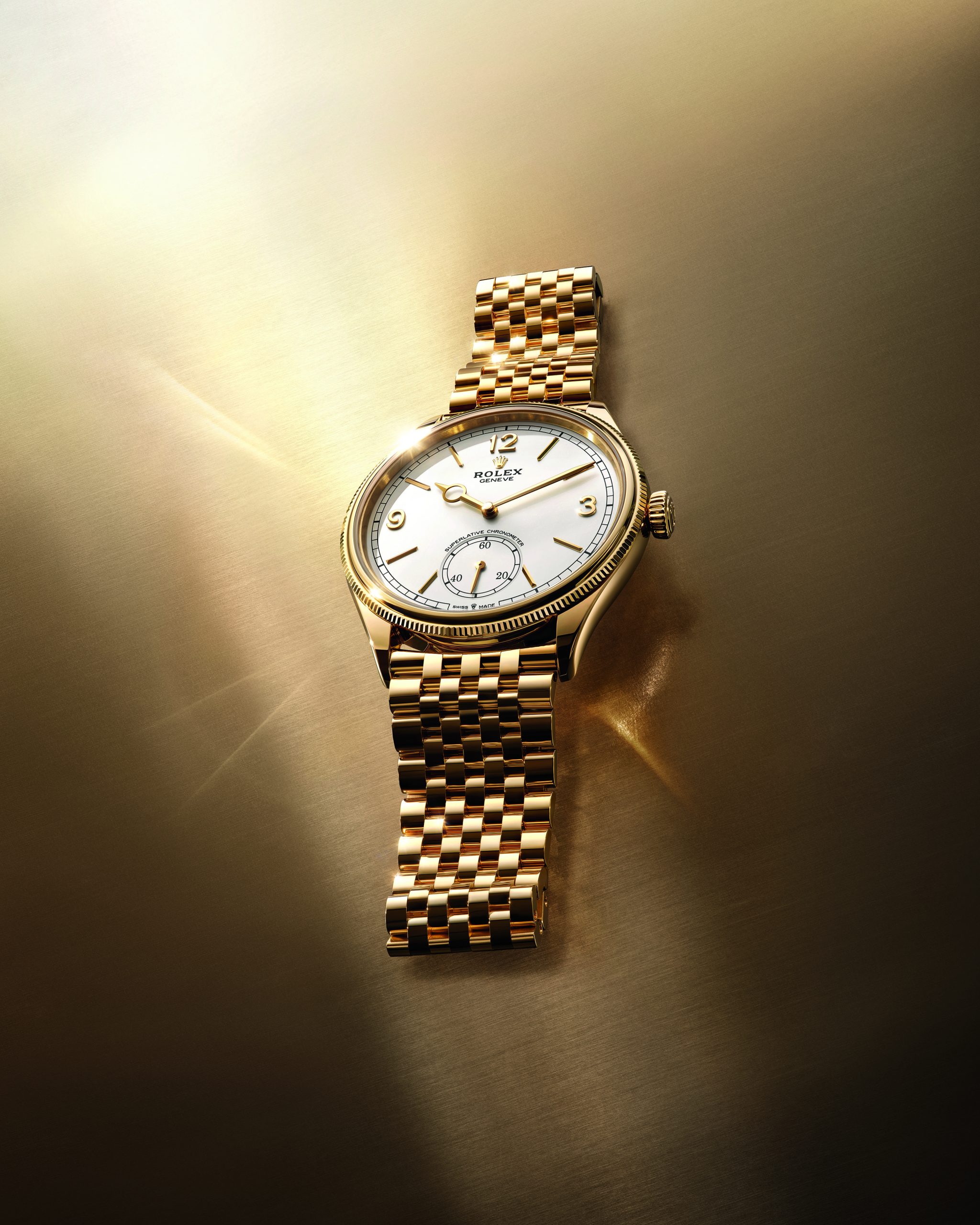 今年勞力士推出首款配備18K黃金錶殼和18K黃金七臻型(Settimo)錶帶的Perpetual 1908腕錶。此錶鏈帶專為這款Perpetual 1908腕錶而設,由七排結構略呈弧形的鏈節組成,各個表面均經過磨光處理,結構輕盈順滑