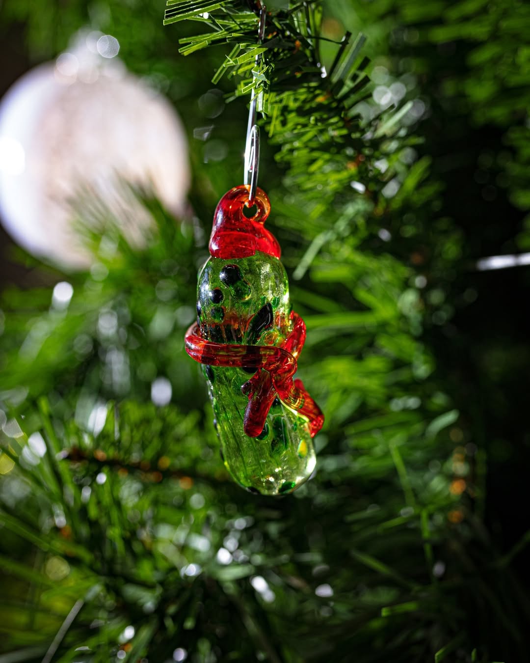 美國人每逢聖誕節當天早上，會把酸瓜收藏在聖誕樹的枝葉裡，第一個找到的人可獲得額外禮物。PHOTO / Internet