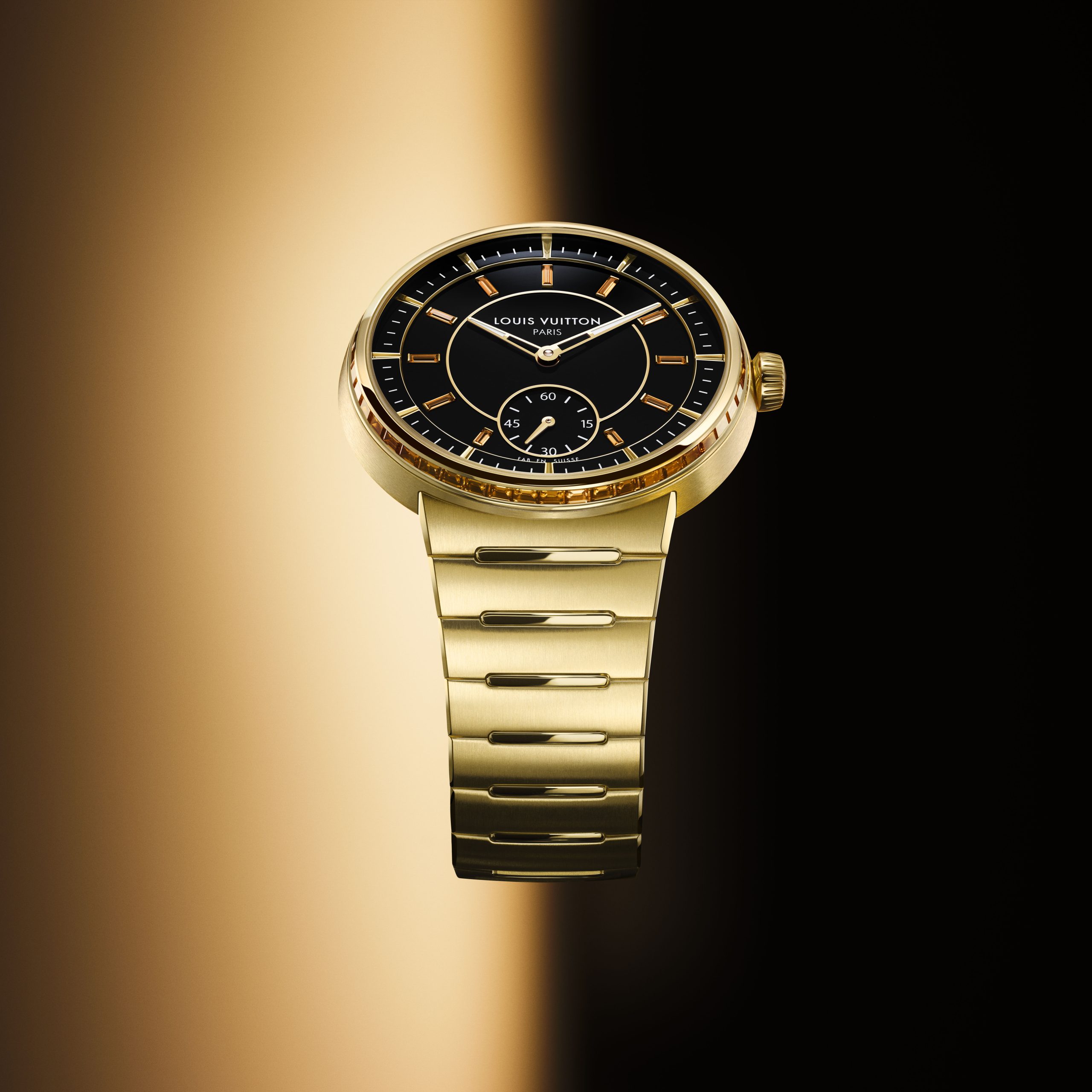 Tambour黃金腕錶採用18K黃金鼓形錶殼、一體式鏈帶和摺疊扣。錶殼直徑40毫米、厚8.3毫米,而它的最大特色,在於18K黃金錶圈鑲嵌了48顆藏紅花色藍寶石(重2.22卡),設計相當有新意。 PHOTO/ LOUIS VUITTON