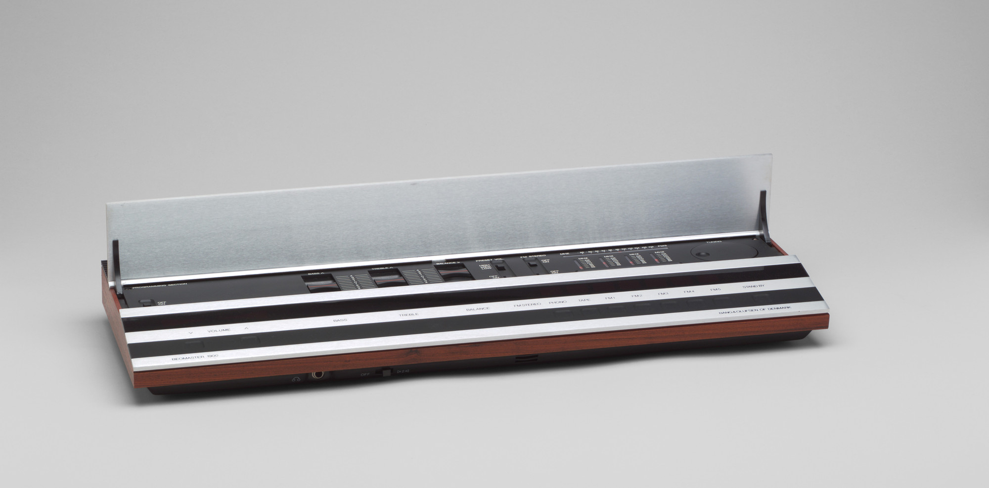 Beomaster 1900成為紐約MoMA博物館永久典藏系列之一，並於1976年榮獲ID獎。PHOTO / MoMA