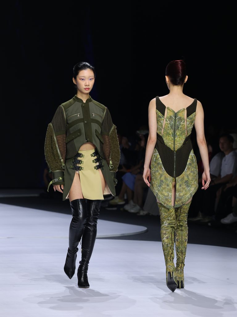 走過10年，「超現實未來怪異美學」如何形成？香港時裝設計師Angus Tsui專訪