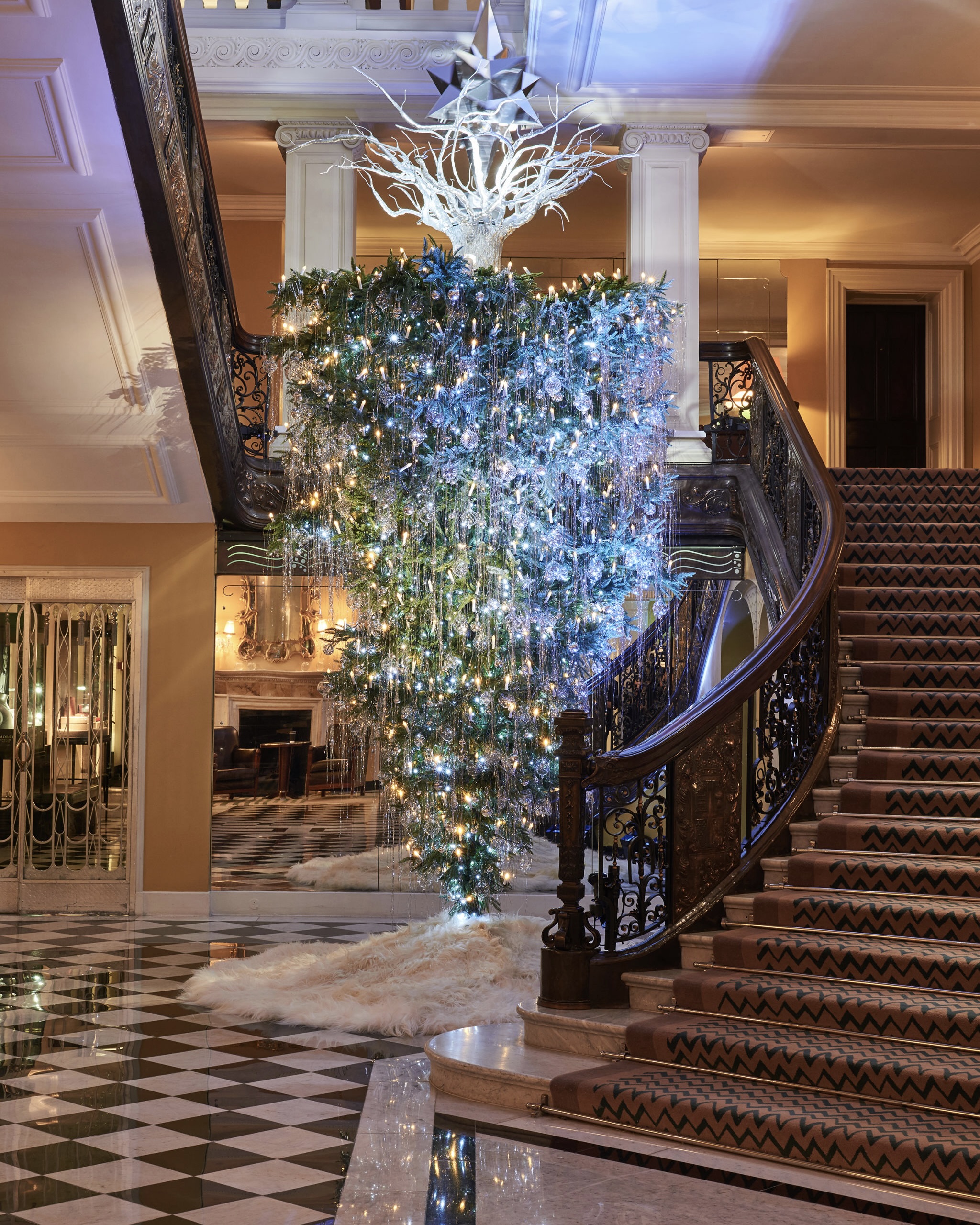 已故時尚大師Karl Lagerfeld，在2017年曾為倫敦酒店Claridge’s設計一棵倒轉設置的聖誕樹。PHOTO / Internet