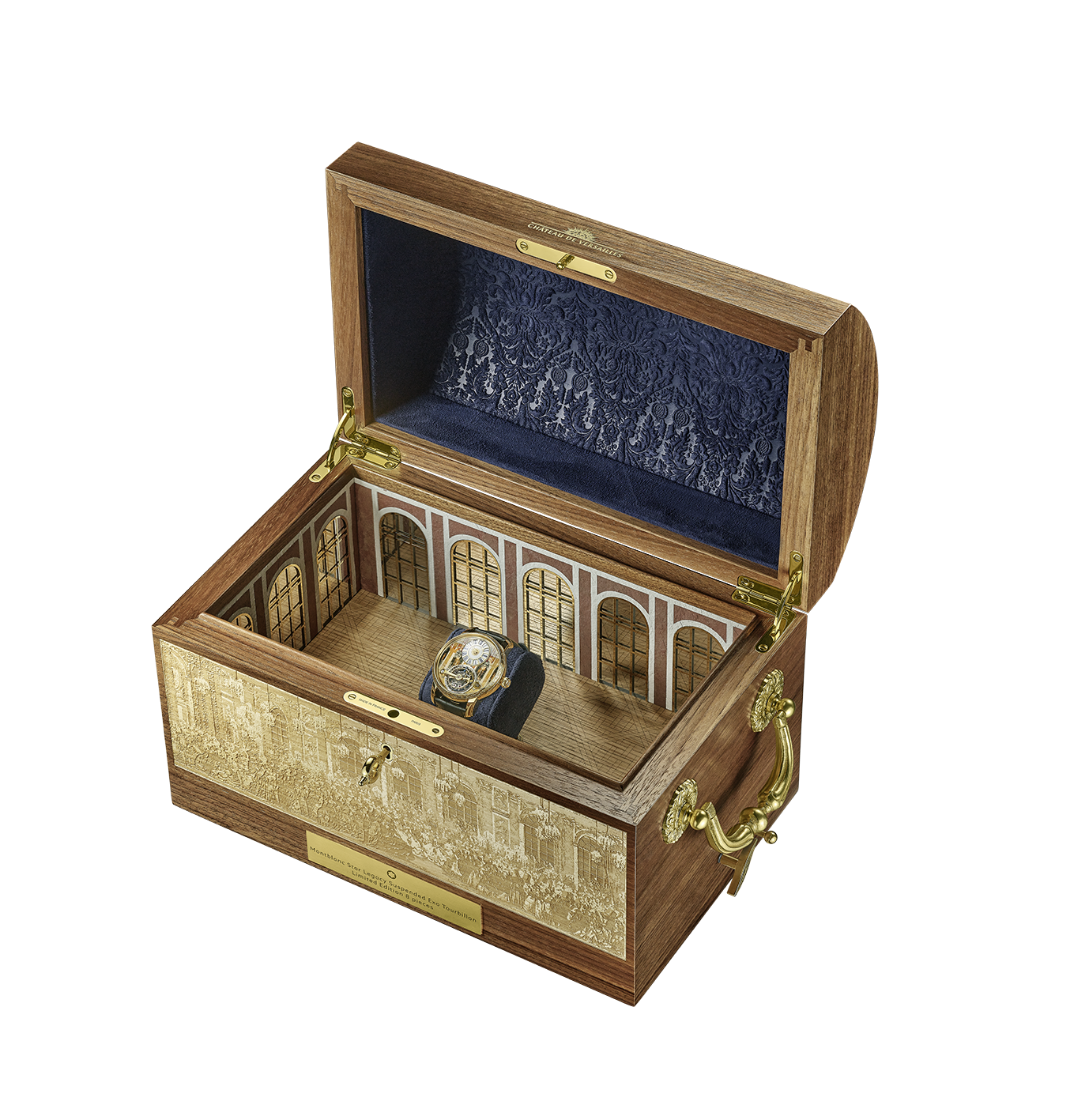 每枚腕錶均配以胡桃木錶盒,內置音樂盒,播放Jean-Philippe Rameau創作的旋律。木盒內外裝飾還是按照鏡廳舞會內的華麗景象製造。PHOTO/ MONTBLANC