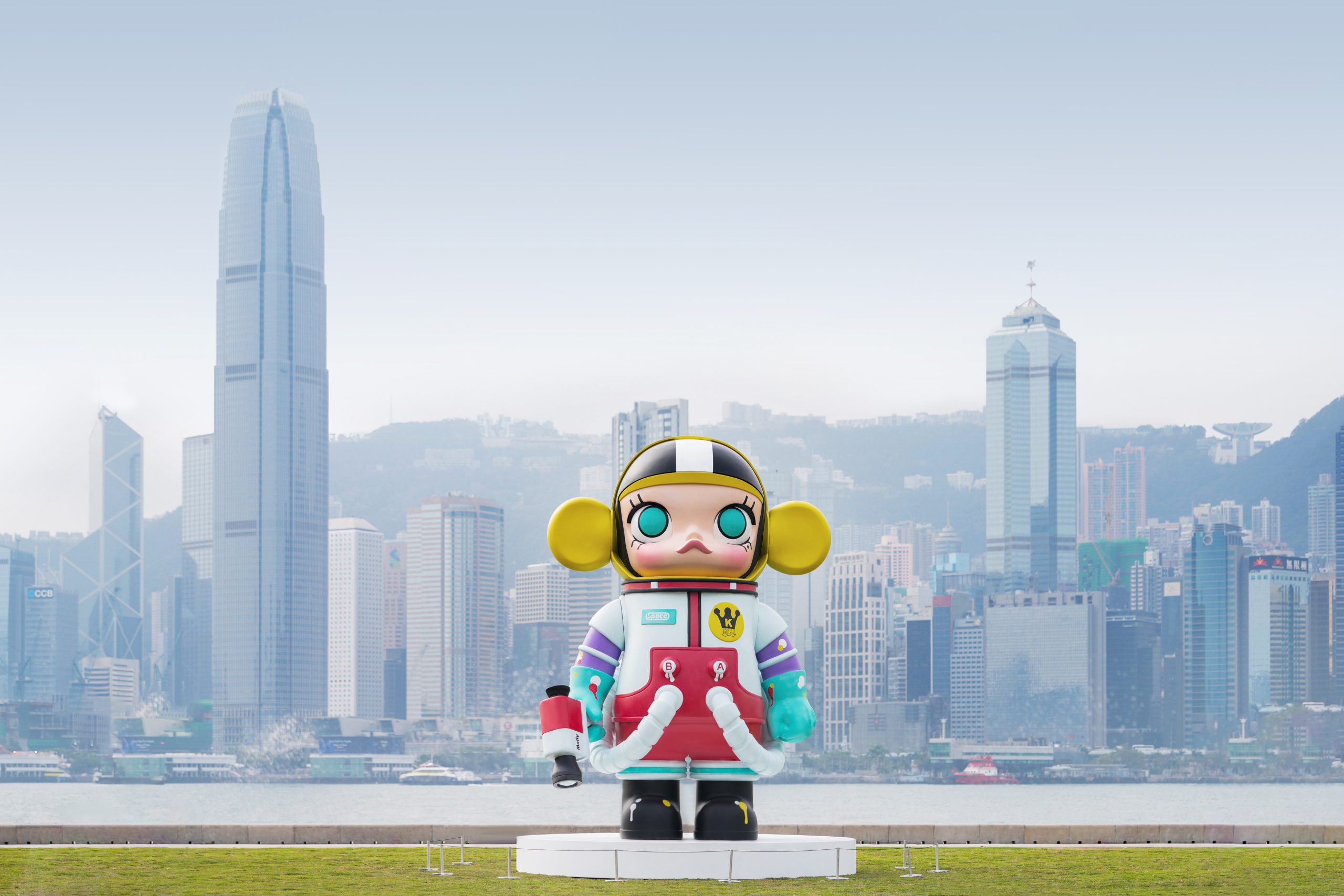 6米高的Space Molly配上香港獨有的天際線與維港景致，成為不可錯過的打卡景點。PHOTO / POP MART