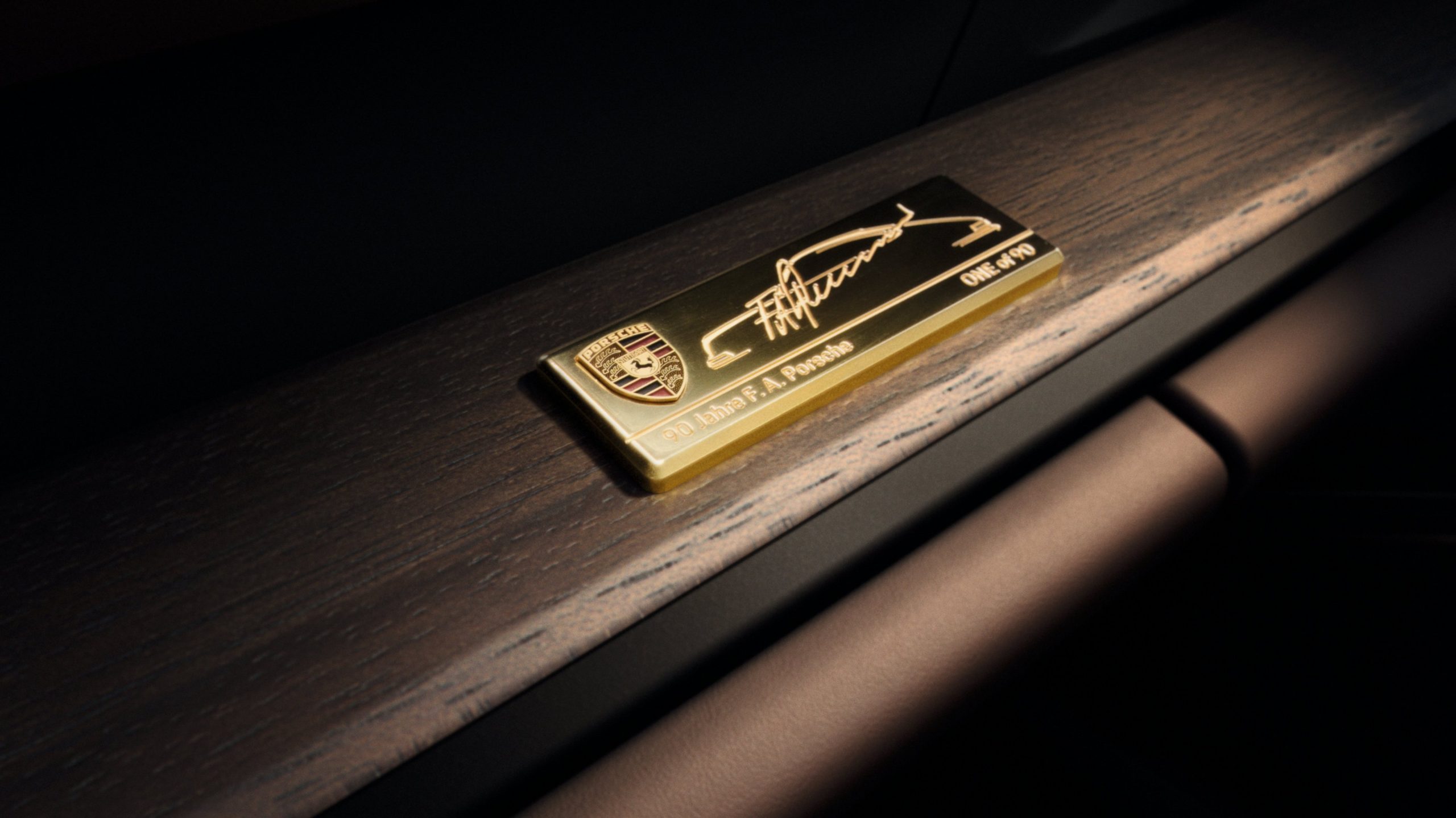 電鍍徽章刻著簽名、1963年盾徽和ONE of 90字樣，令汽車更具收藏價值。PHOTO / Porsche