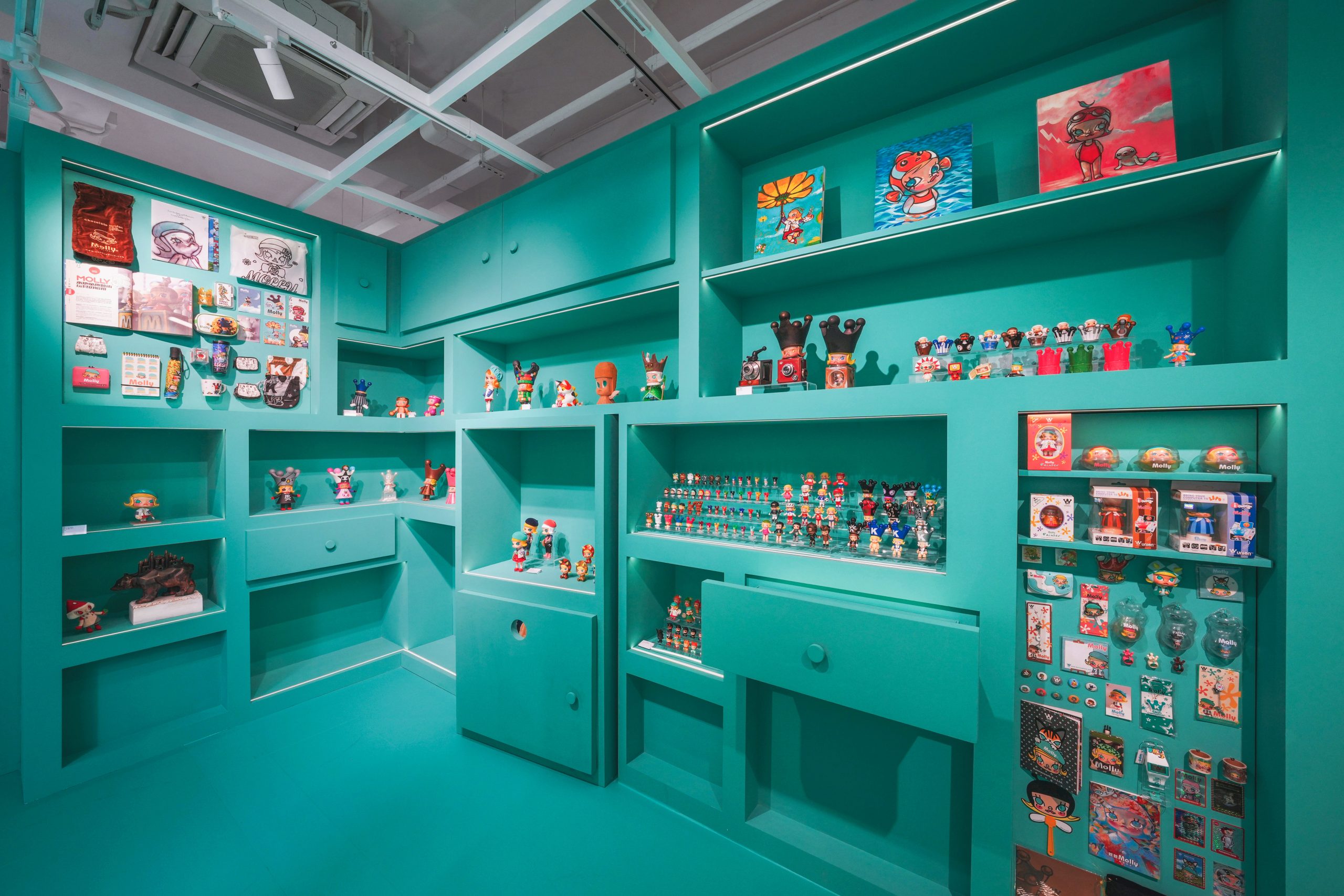 「2006-2009 Hi, Molly」展區回歸故事的起點，展示Molly初登場時的設定手稿與早期作品。PHOTO / POP MART