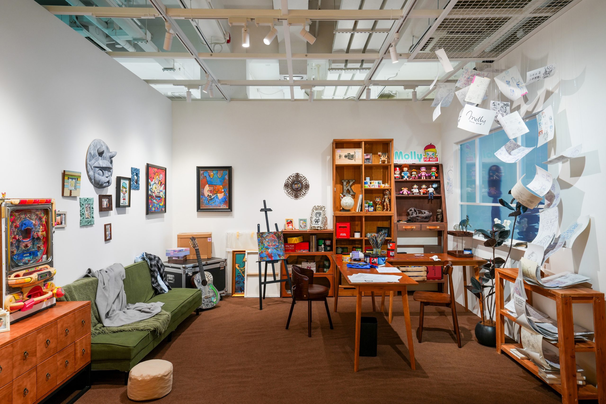 「2010-2015 第二回合」展區還原了Kenny的工作室場景，感受作品從想法到完成前的反覆琢磨與堅持。PHOTO / POP MART