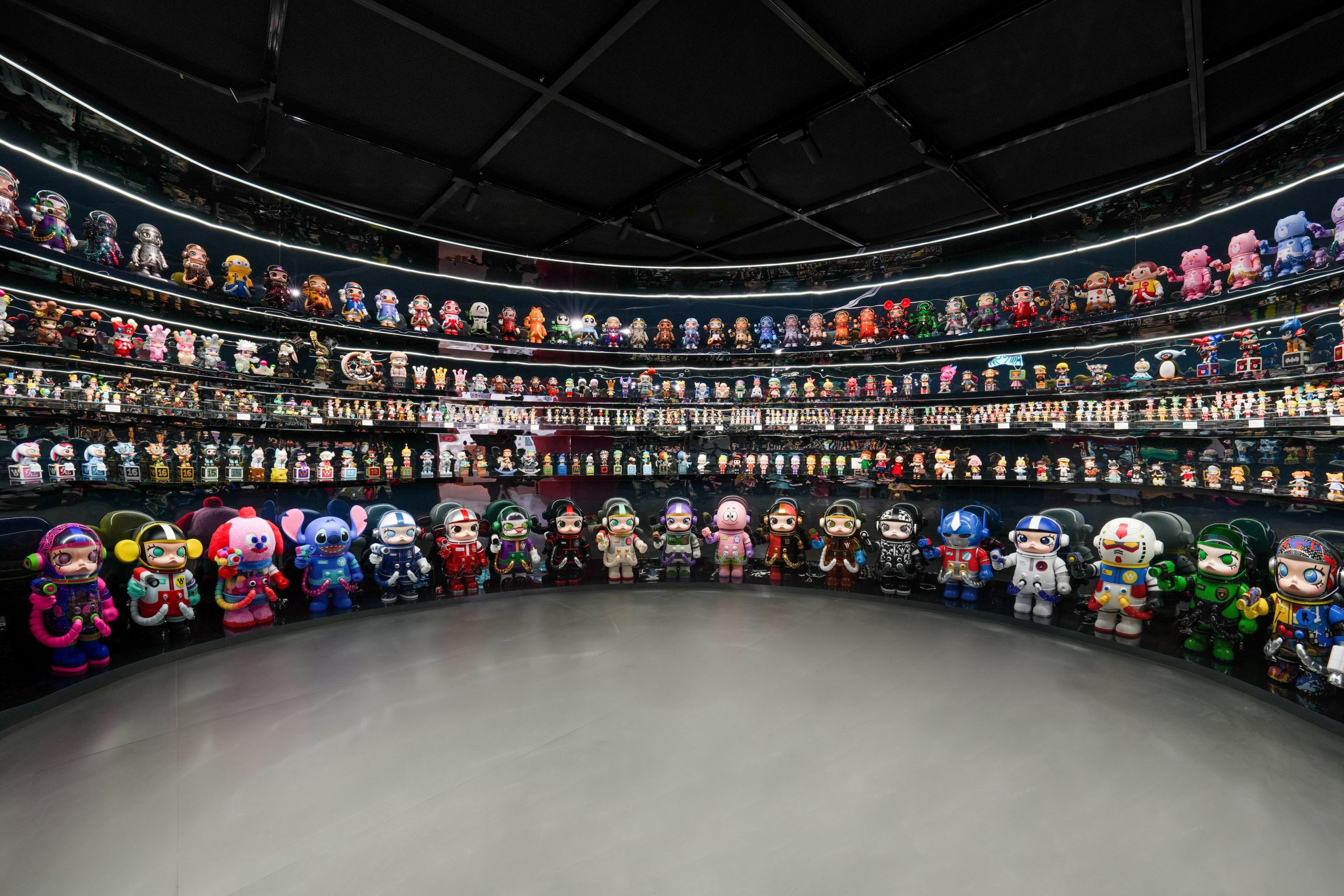 「2016 - 2026 綺妙的冒險」展區將環形展廳變成時光走廊，展出過去十年間與Pop Mart推出的多個經典系列作品。PHOTO / POP MART