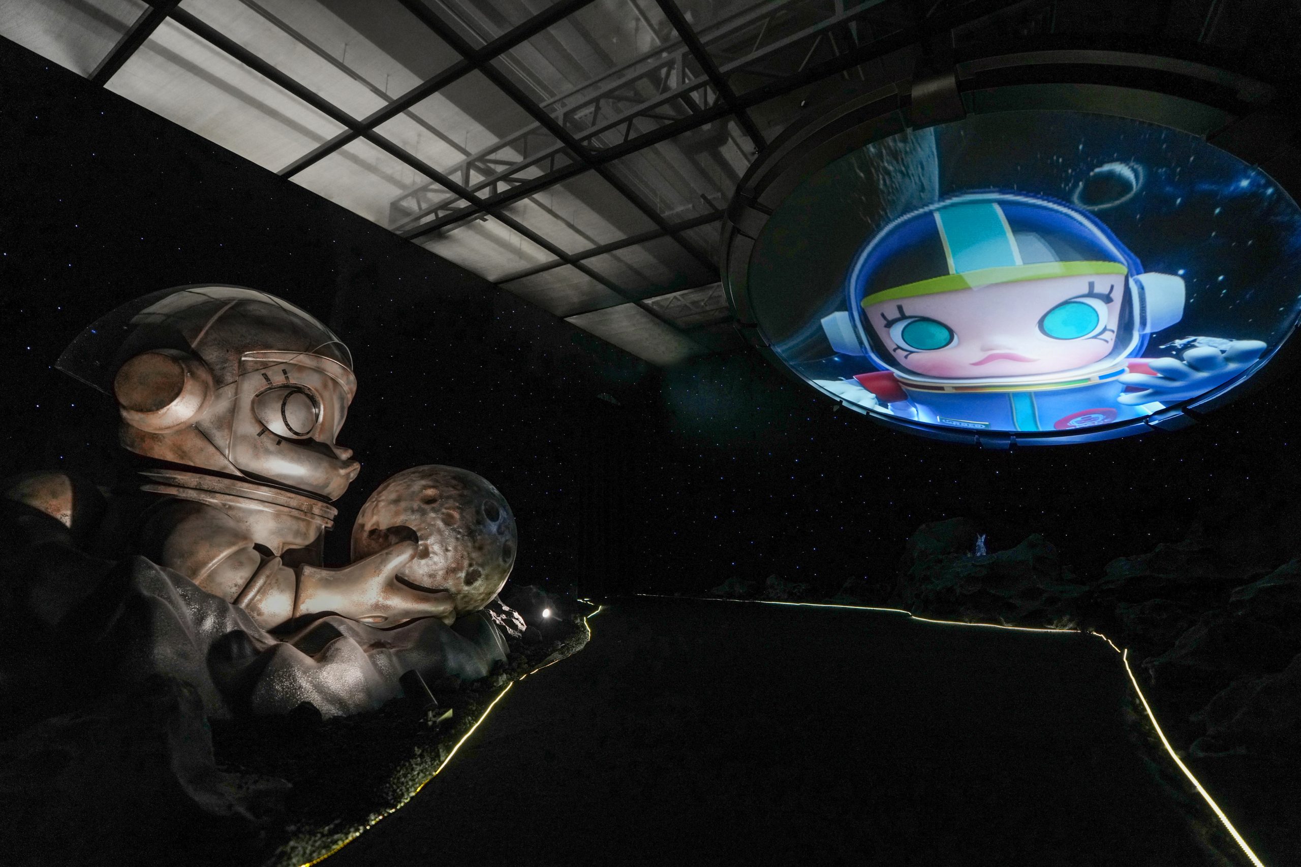 「2016 - 2026 綺妙的冒險」展區盡頭的Space Molly，象徵角色與創作旅程邁向更廣闊的未來。PHOTO / POP MART