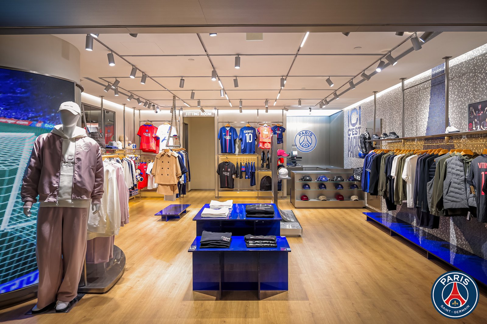 PSG香港專門店由PSG與Fanatics China攜手打造，空間以經典「紅與藍」為主題。PHOTO / PSG