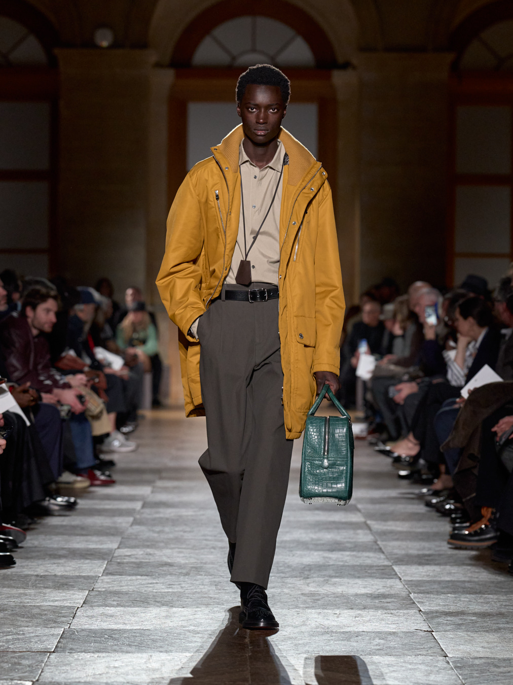 Hermès 2026 秋冬男裝：一場安靜而深遠的告別，Véronique Nichanian 為男裝寫下最後一章