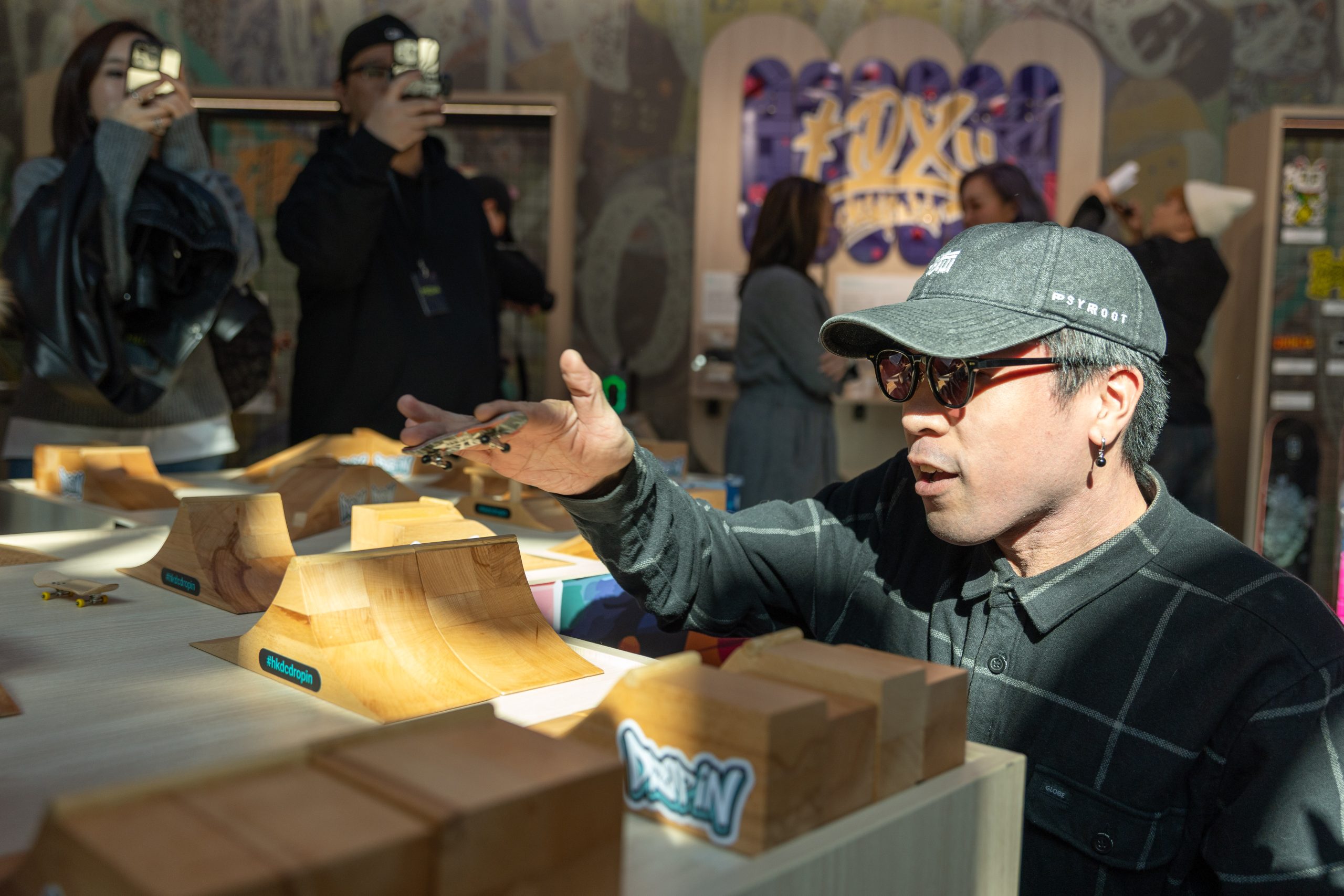 手指滑板適合不同年紀的參展人士，以指尖感受這項運動所蘊含的創意與活力。PHOTO / HKDC