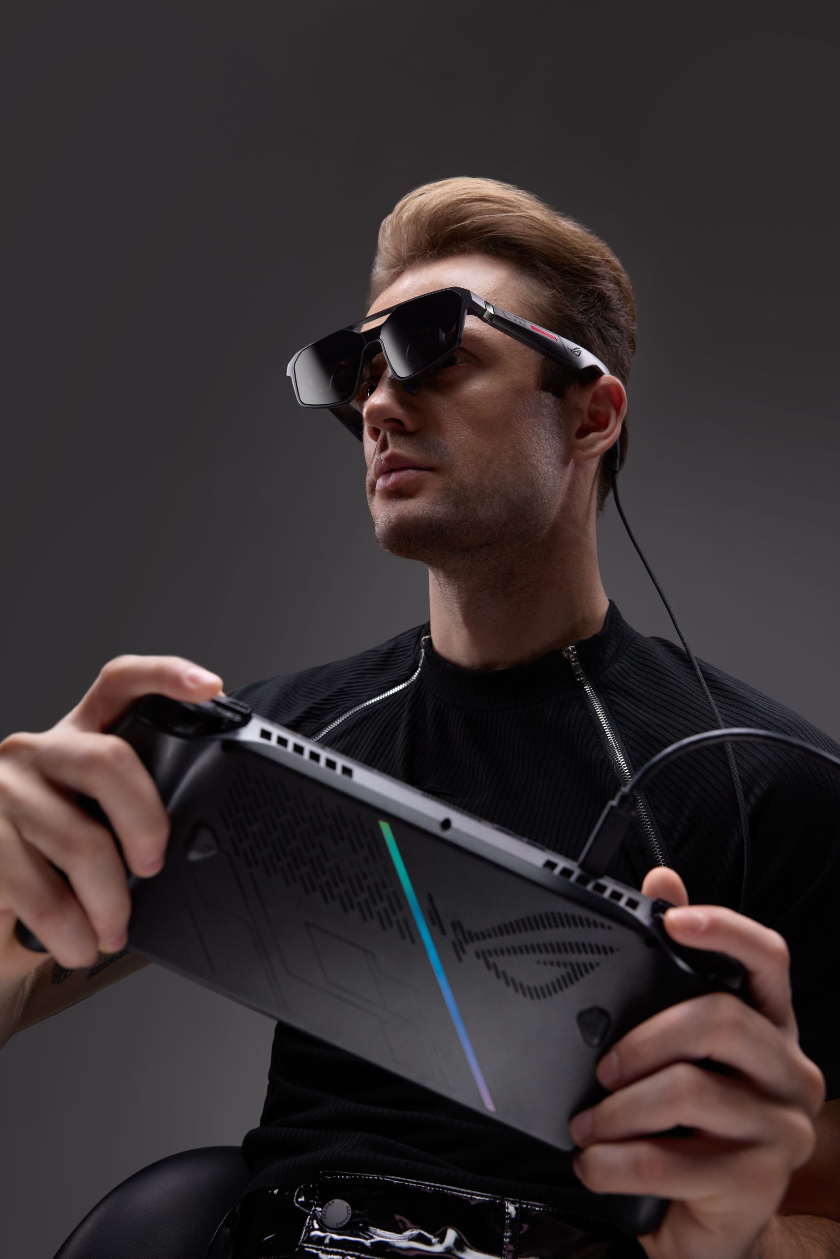 內置Full HD micro-OLED顯示器的ROG Xreal R1 AR眼鏡，可產生仿如在四米距離觀賞171吋巨型螢幕的效果。PHOTO / ASUS