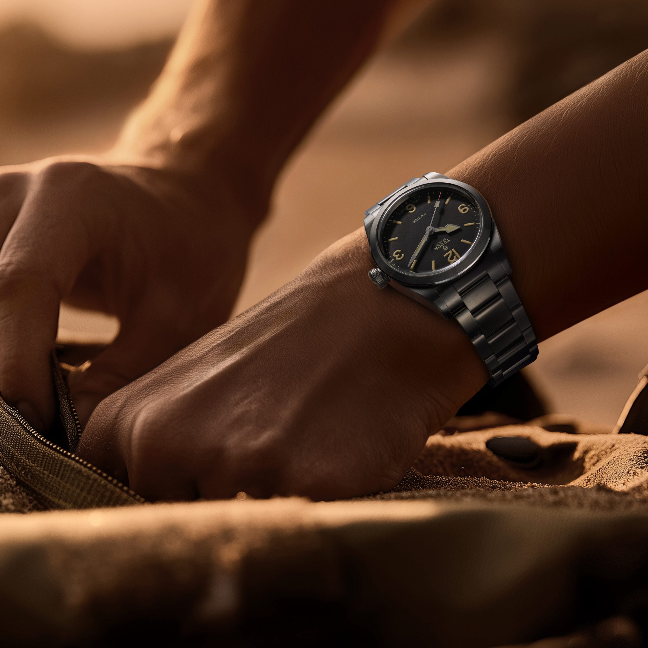 精鋼錶帶配備快速調節系統，佩戴者無需使用任何工具，通過調校T-fit帶扣便可快速精細調校錶帶鬆緊，調校長度達8毫米。另外，腕錶可選配一體式大地色調三色織紋錶帶，材質乾爽輕盈，貼合手腕線條。PHOTO/ TUDOR