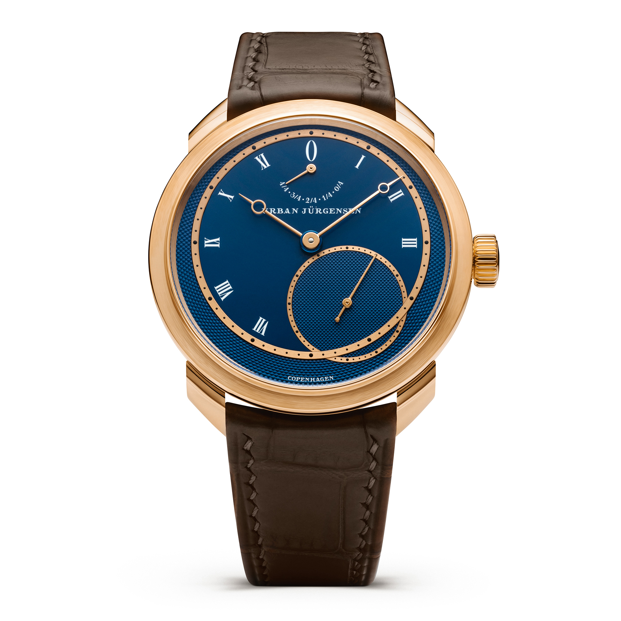 Urban Jürgensen UJ-2男裝腕錶，以39毫米玫瑰金圓形錶殼搭載Uj2手動機芯，動力儲存52小時，提供偏心同軸時針、分針，以及偏心小秒針。12時位置設有指針式動力儲備顯示裝置。UJ-2機芯特色在於其雙輪自然擒縱機構，構造精密複雜，有效提升動力傳導效能和穩定性。PHOTO/ URBAN JÜRGENSEN
