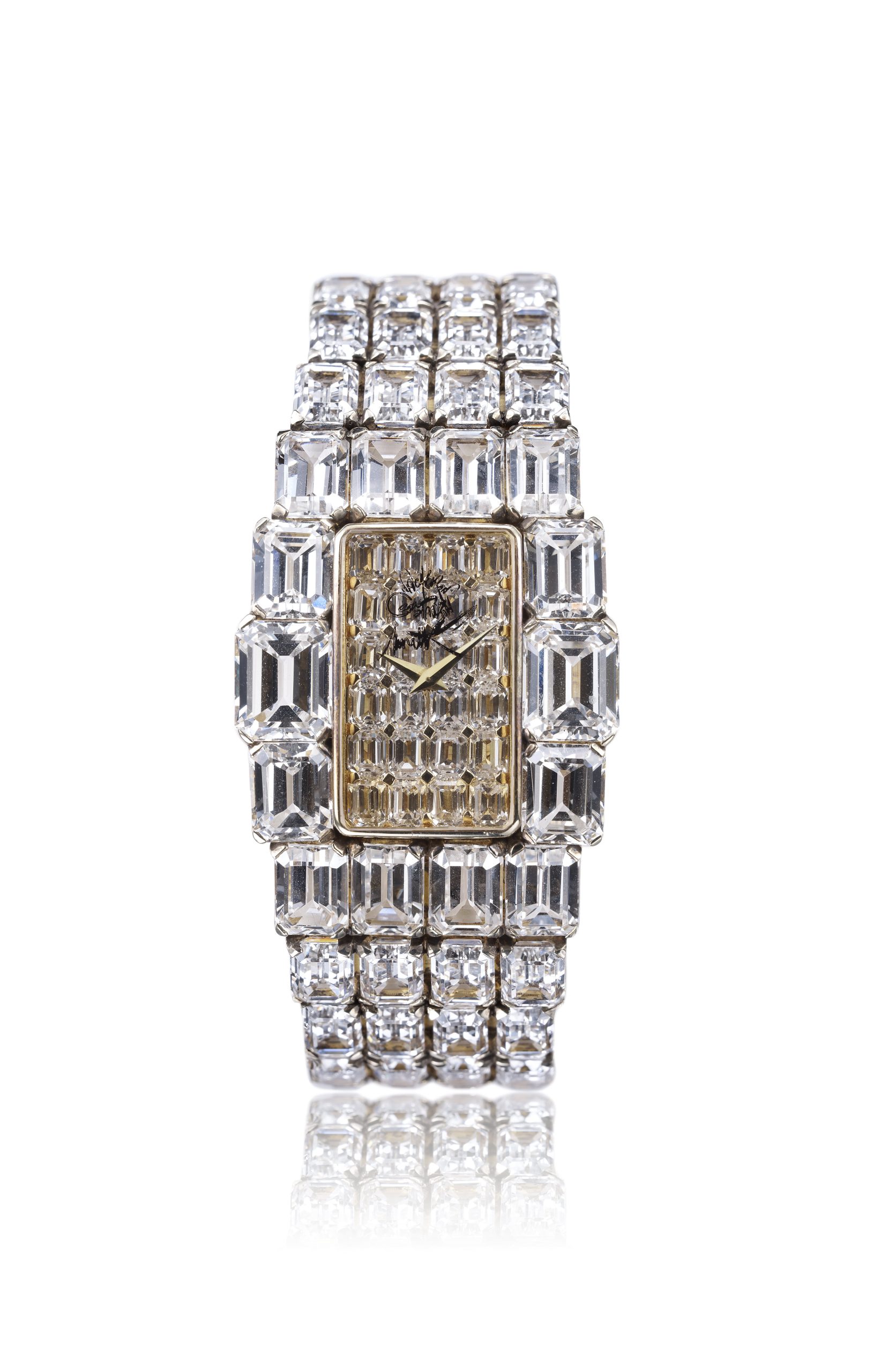 1979年，江詩丹頓與法國設計大師Raymond Moretti合作設計Kallista腕錶。這枚腕錶之錶殼是運用一整塊純金錠雕刻而成，外觀呈幾何形結構。整枚腕錶鑲有118顆總重達130卡的祖母綠切割無瑕鑽石。PHOTO/ VACHERON CONSTANTIN